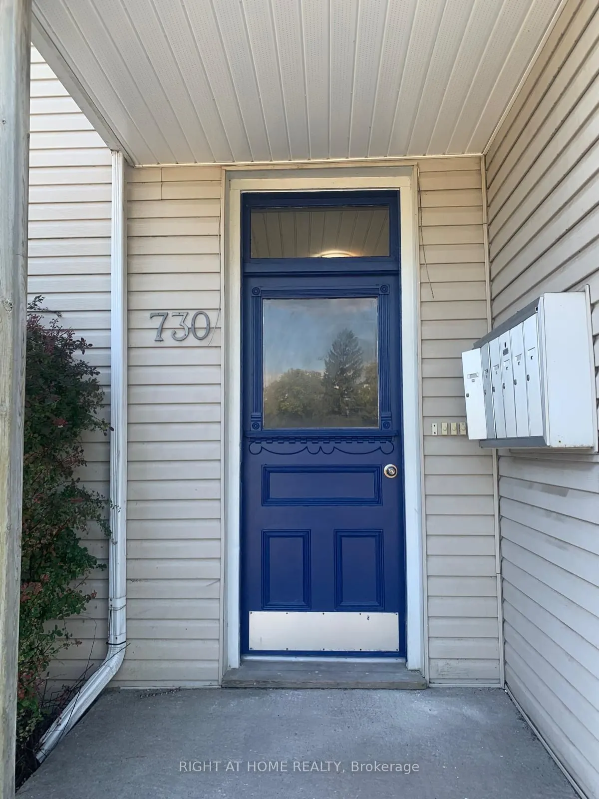 728-730 Simcoe Street S, #6