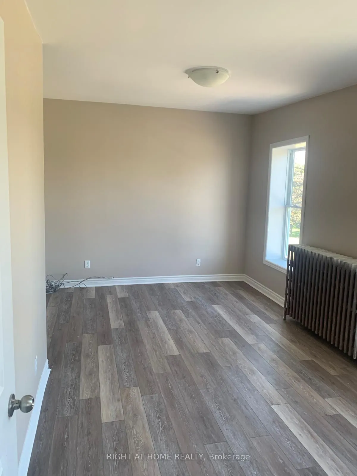 728-730 Simcoe Street S, #6