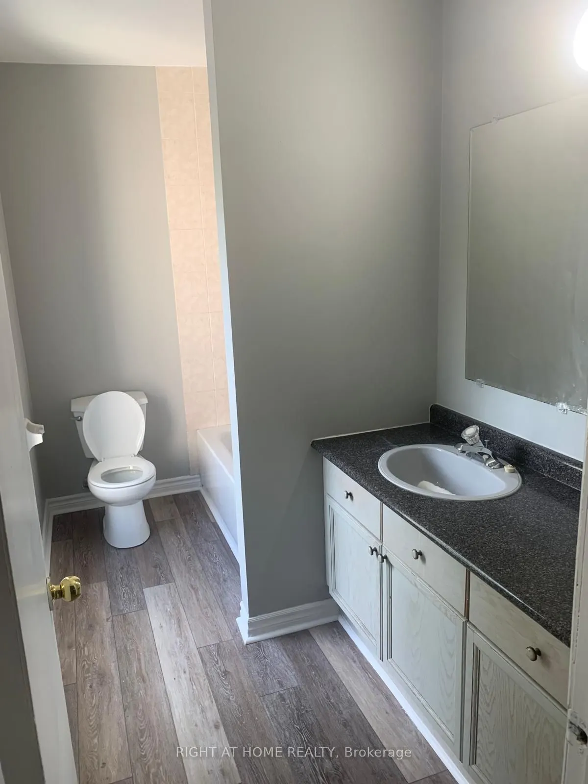 728-730 Simcoe Street S, #6