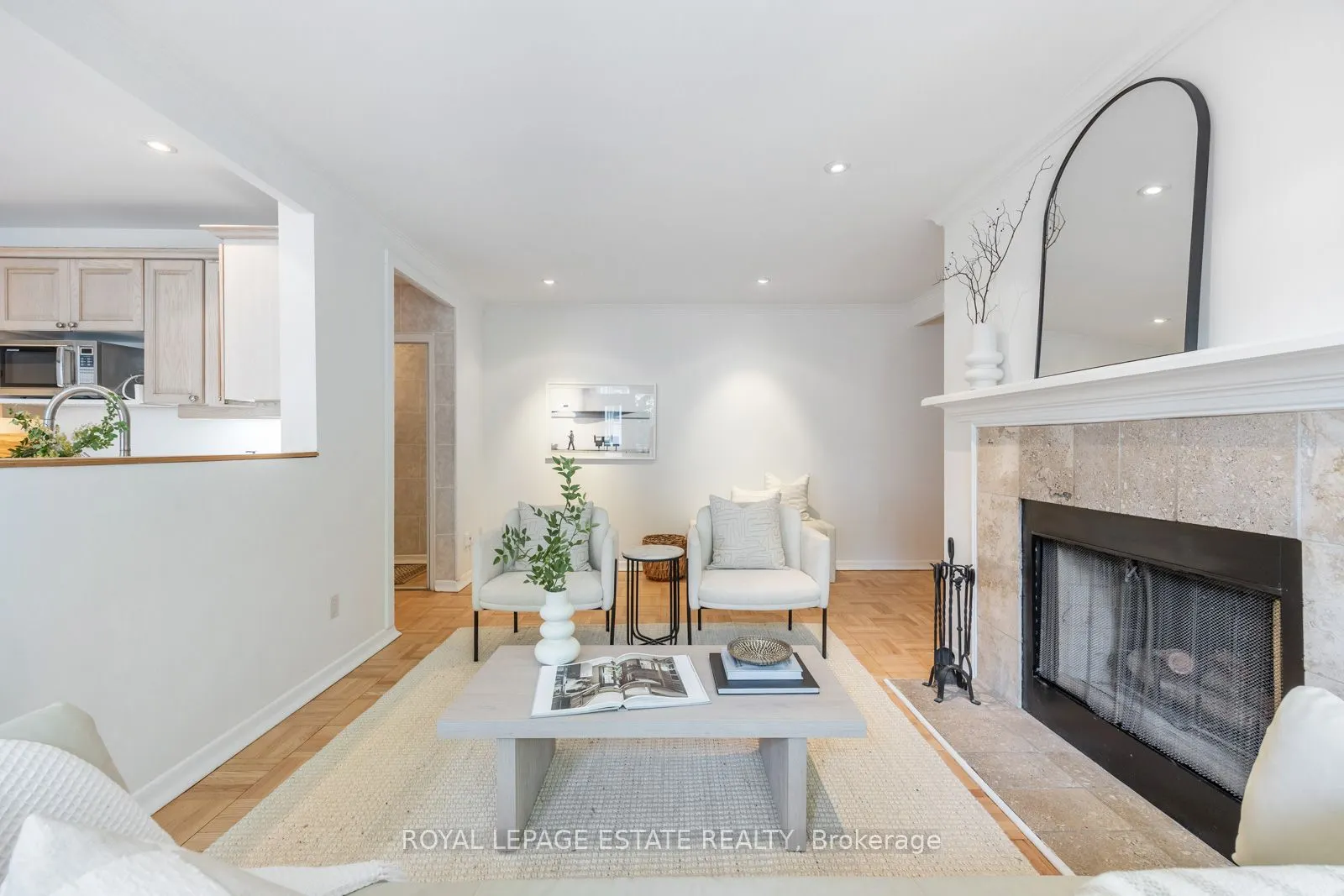 21 Benlamond Avenue, #4