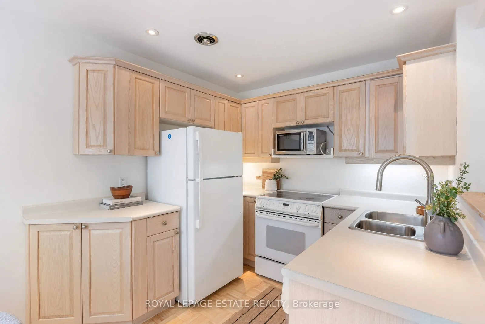 21 Benlamond Avenue, #4