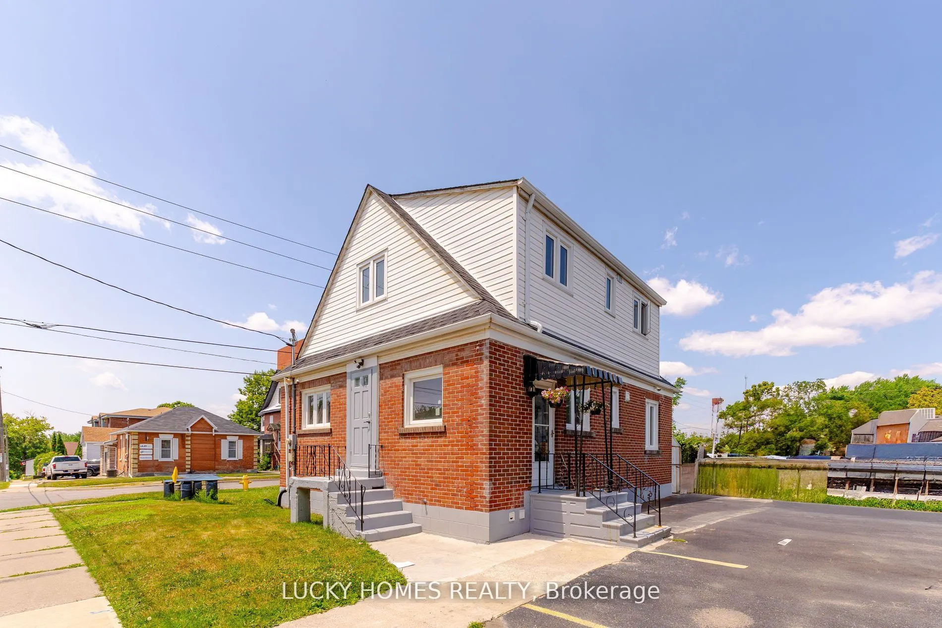157 Centre Street S, #2nd Floor