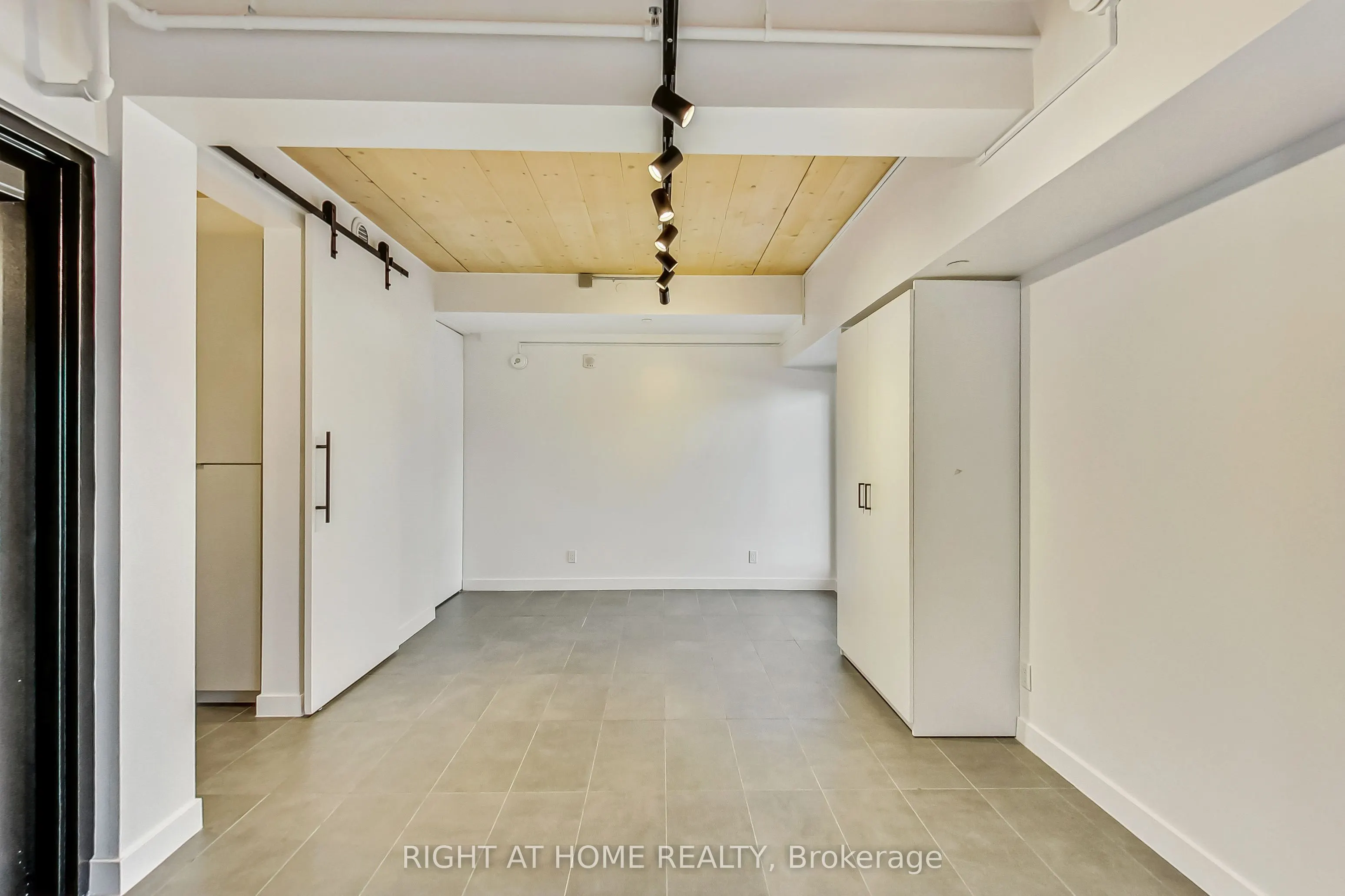1602 Queen Street E, #301