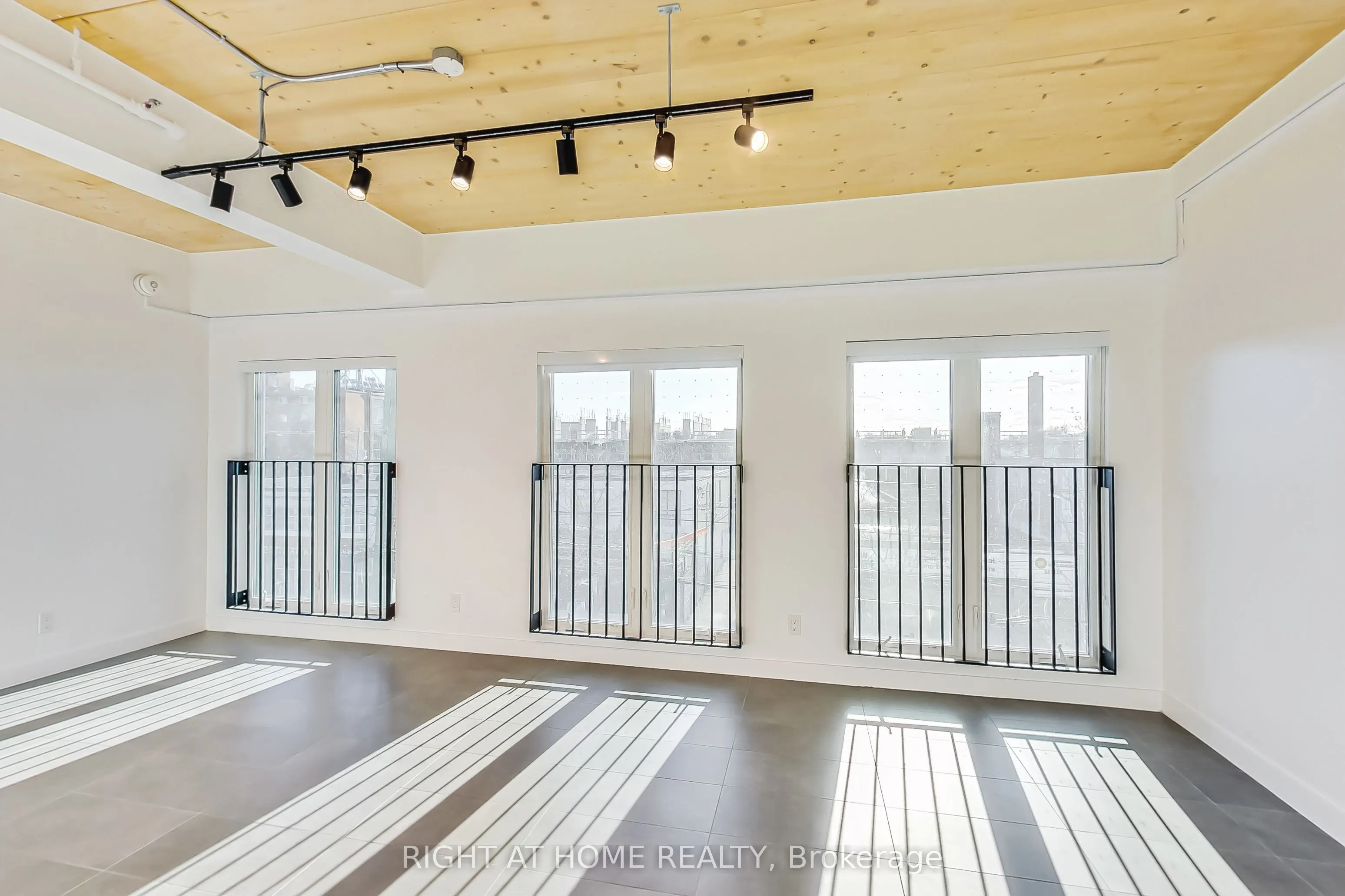 1602 Queen Street E, #301