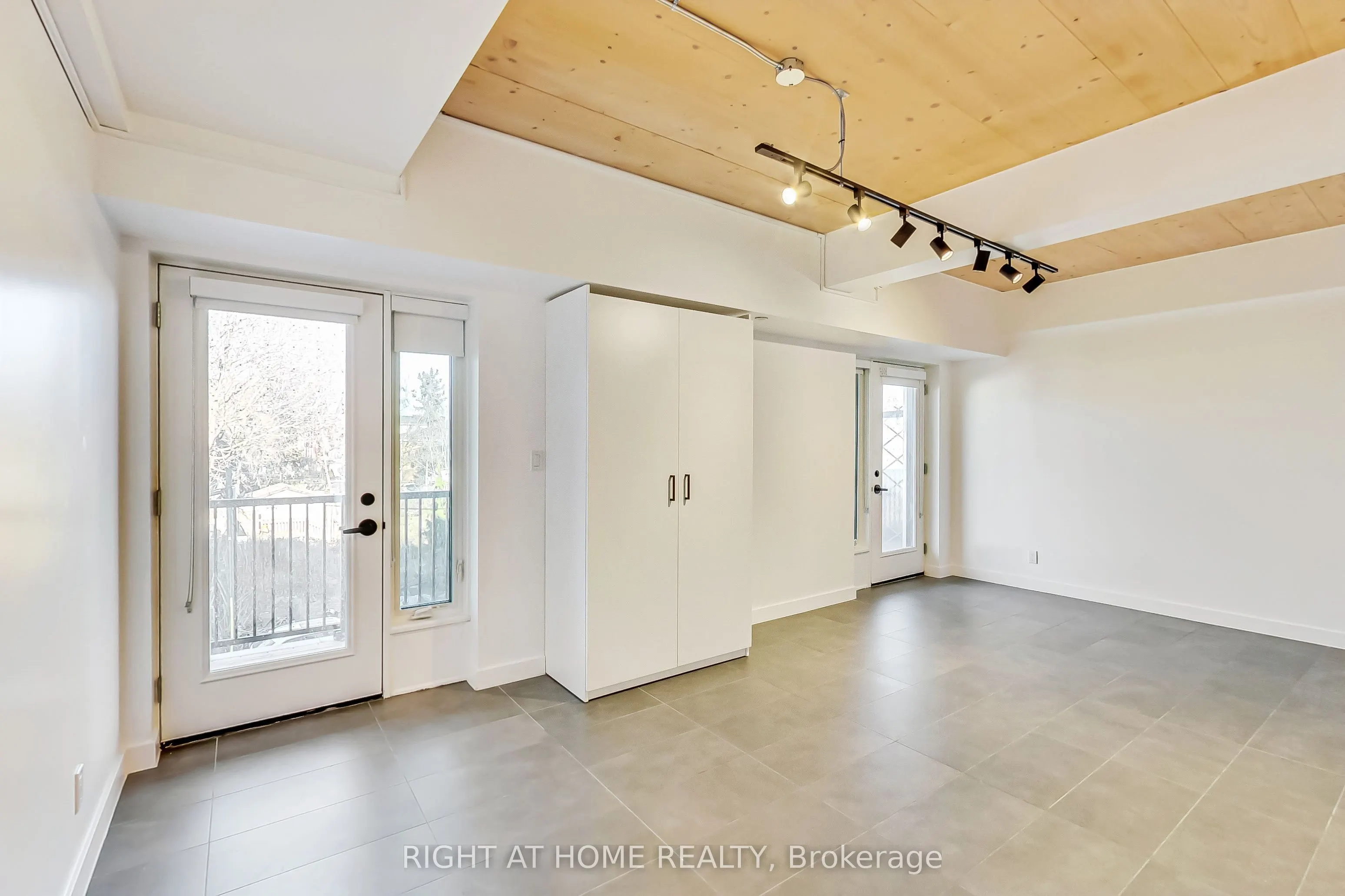 1602 Queen Street E, #301