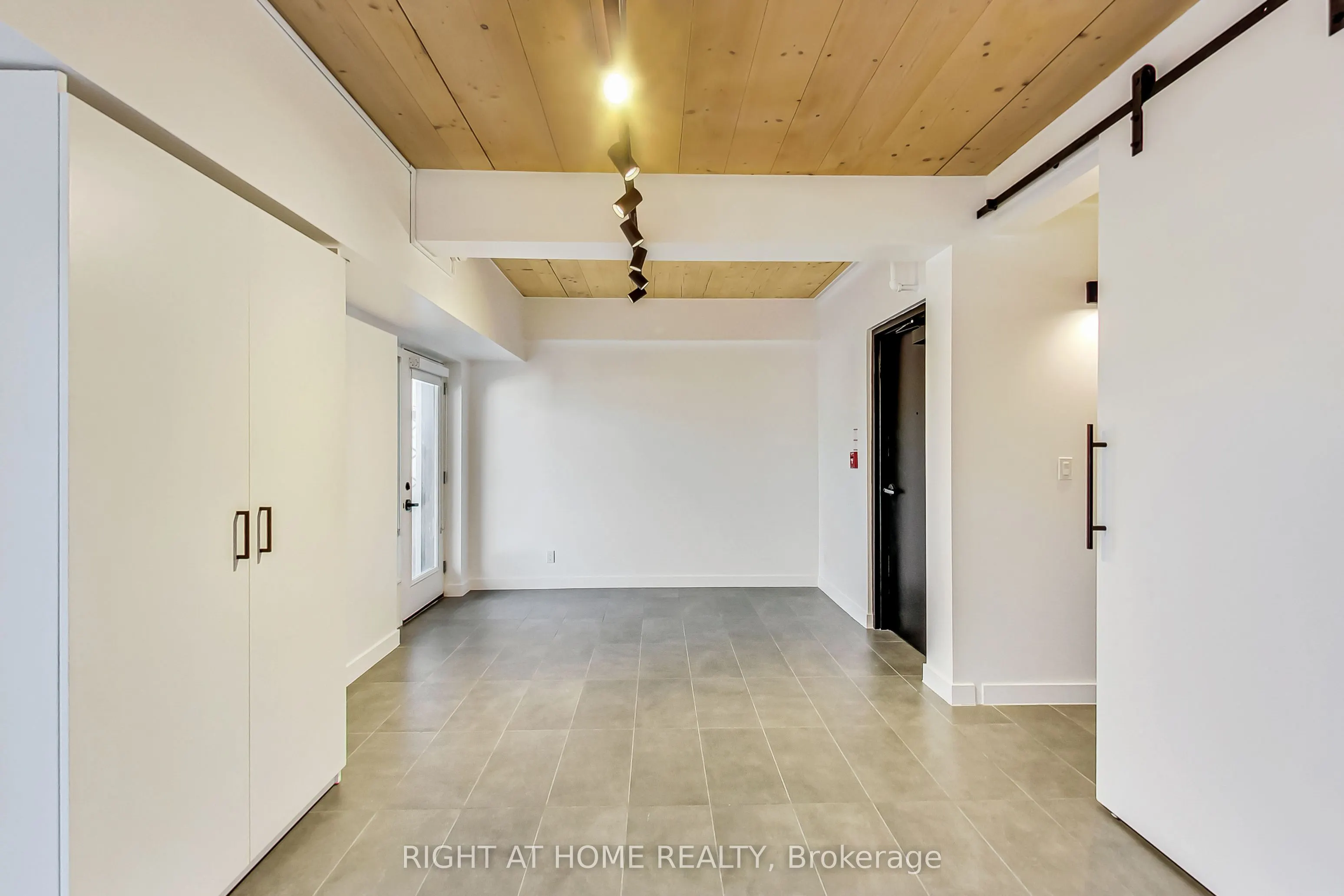 1602 Queen Street E, #301