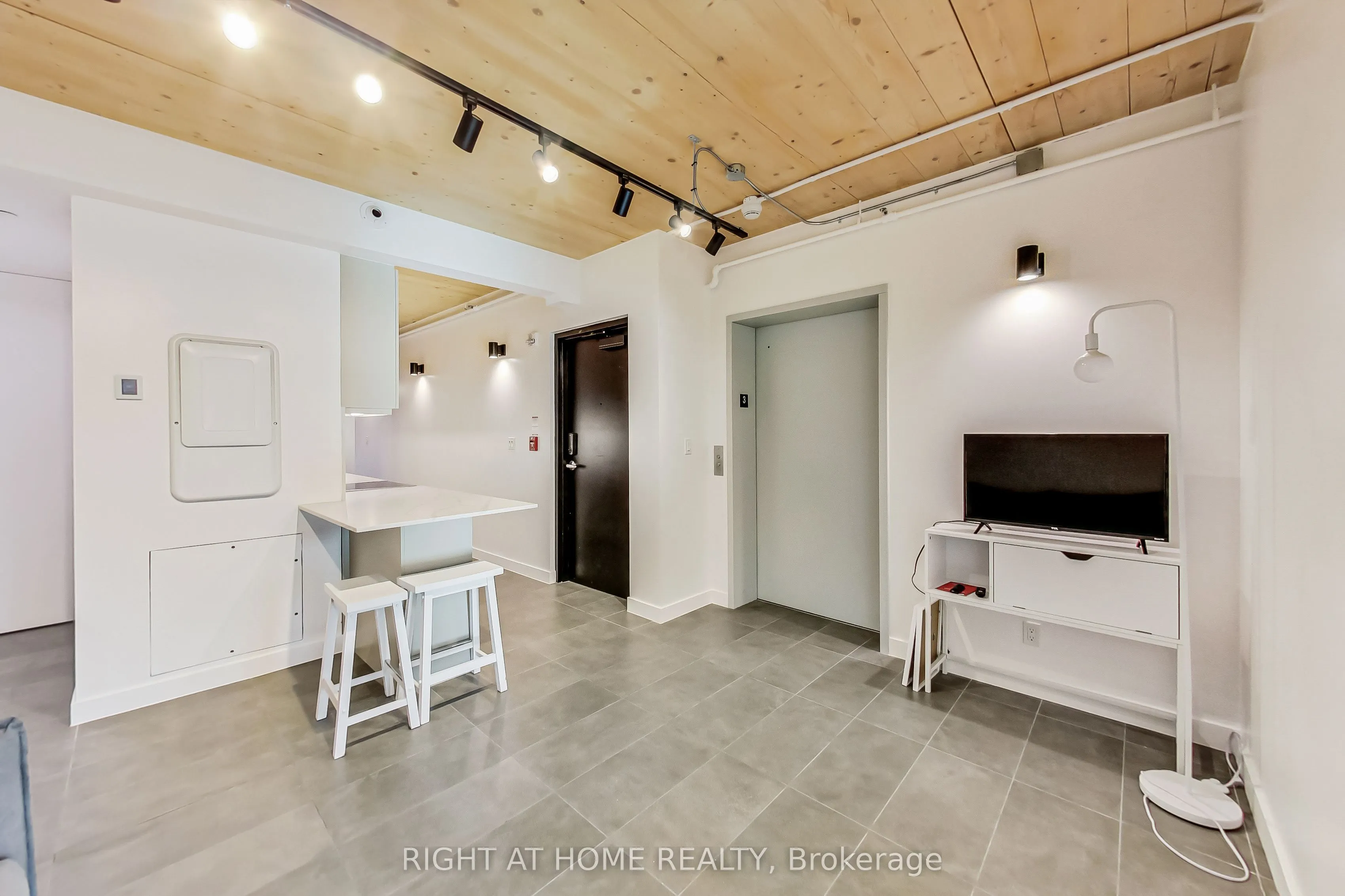 1602 Queen Street E, #301