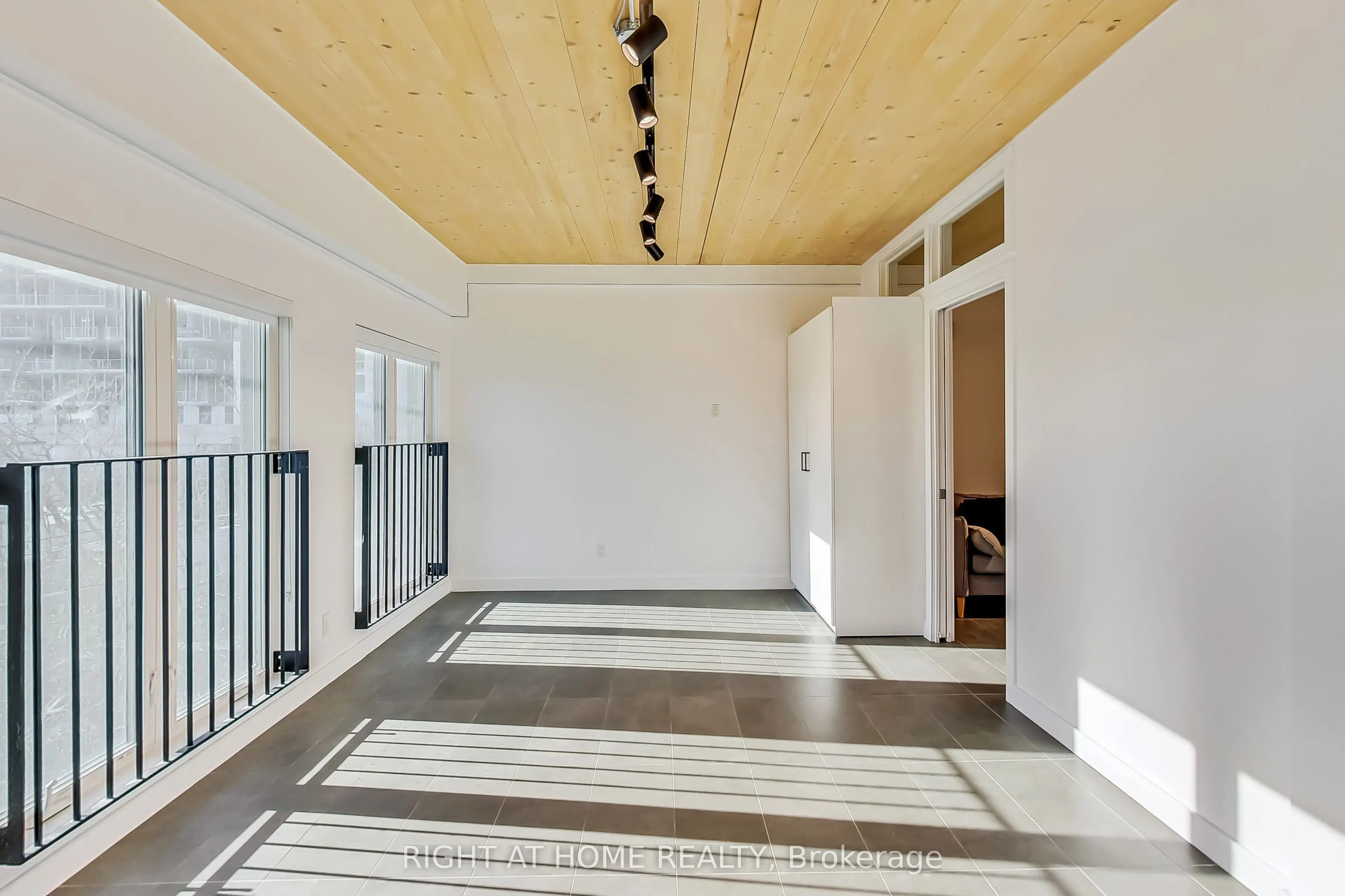 1602 Queen Street E, #301