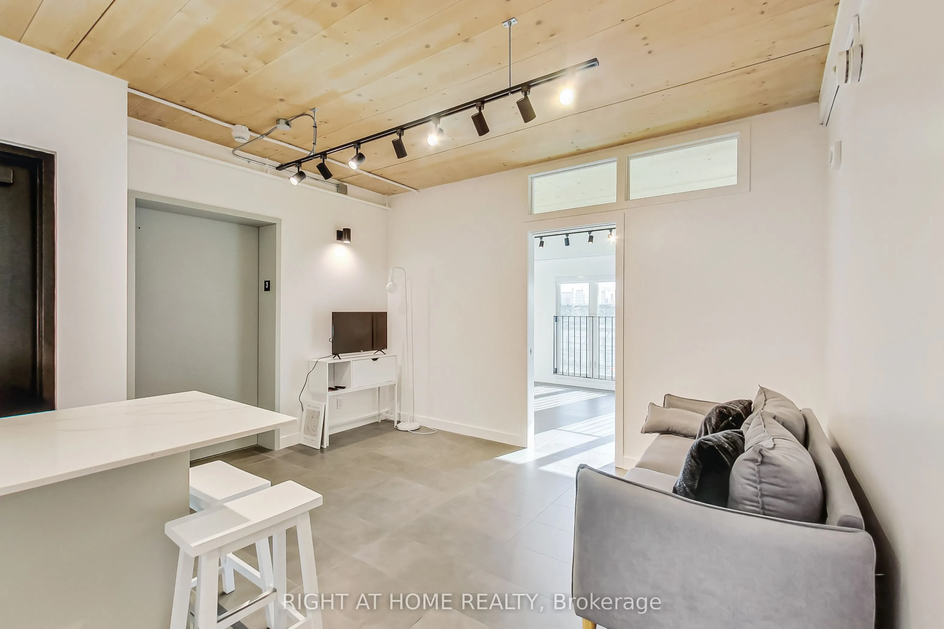 1602 Queen Street E, #301