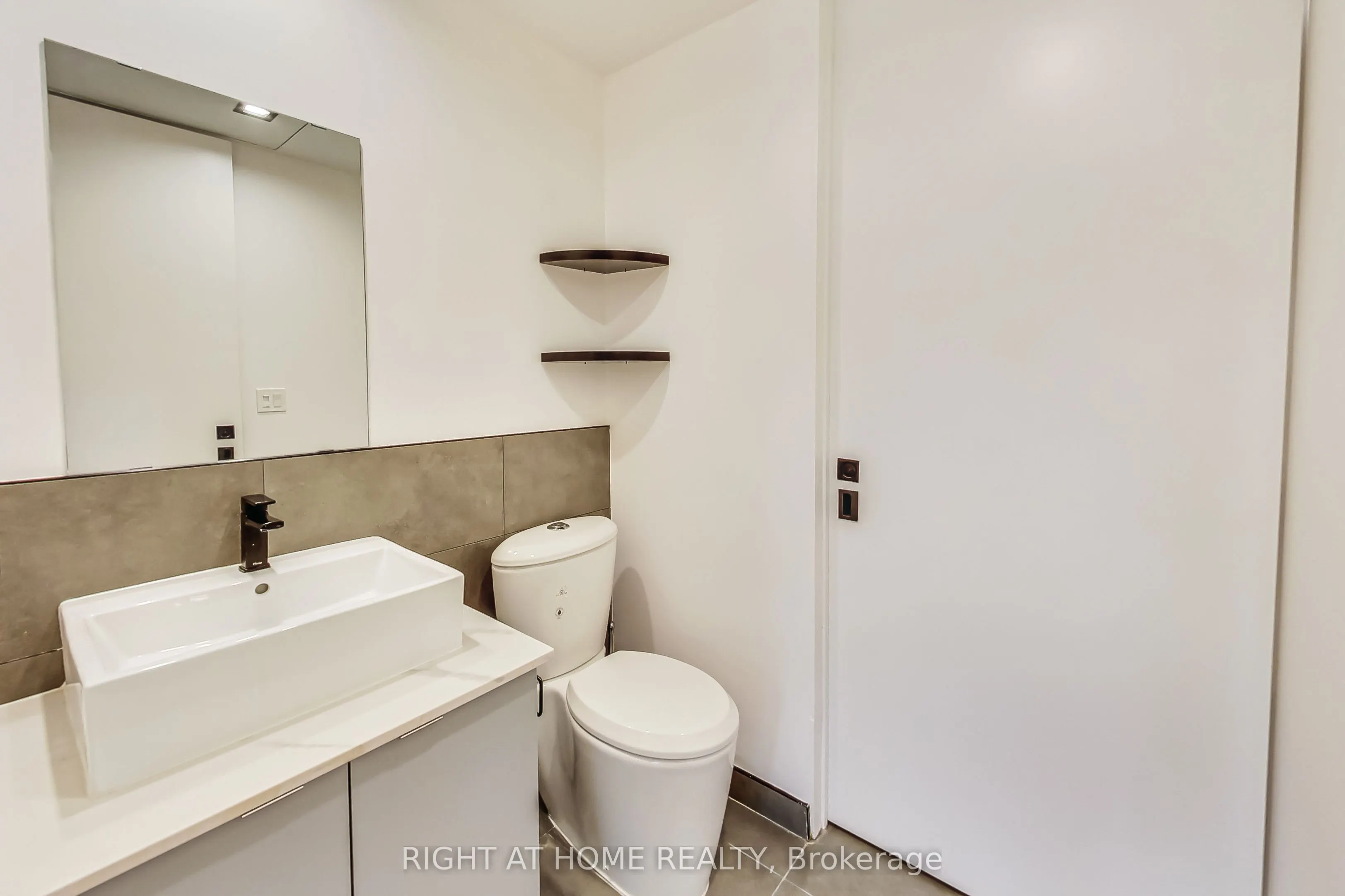 1602 Queen Street E, #301