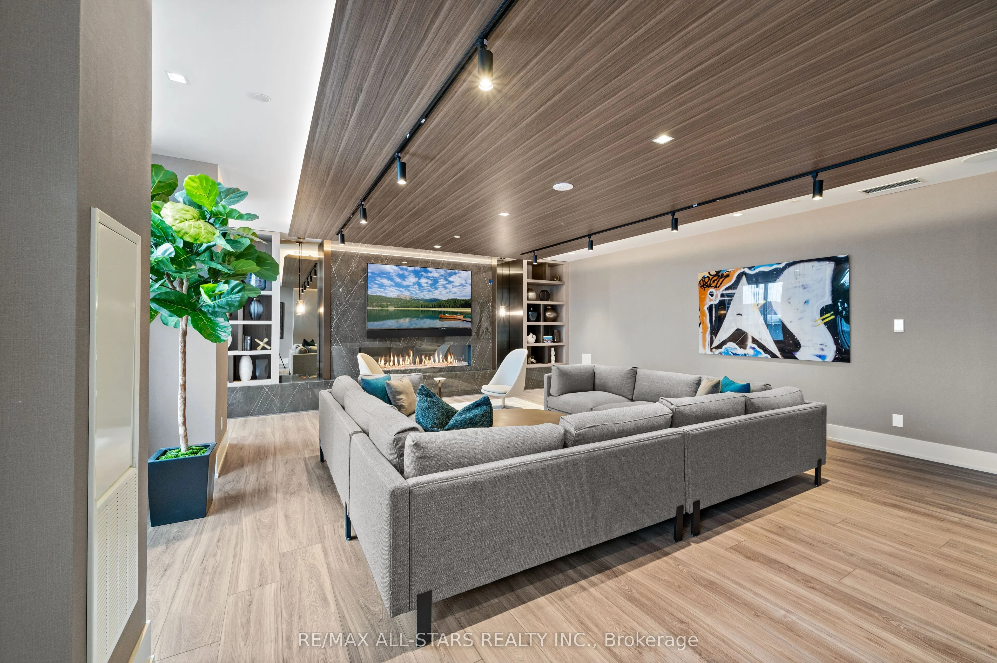 286 Main Street, #2710