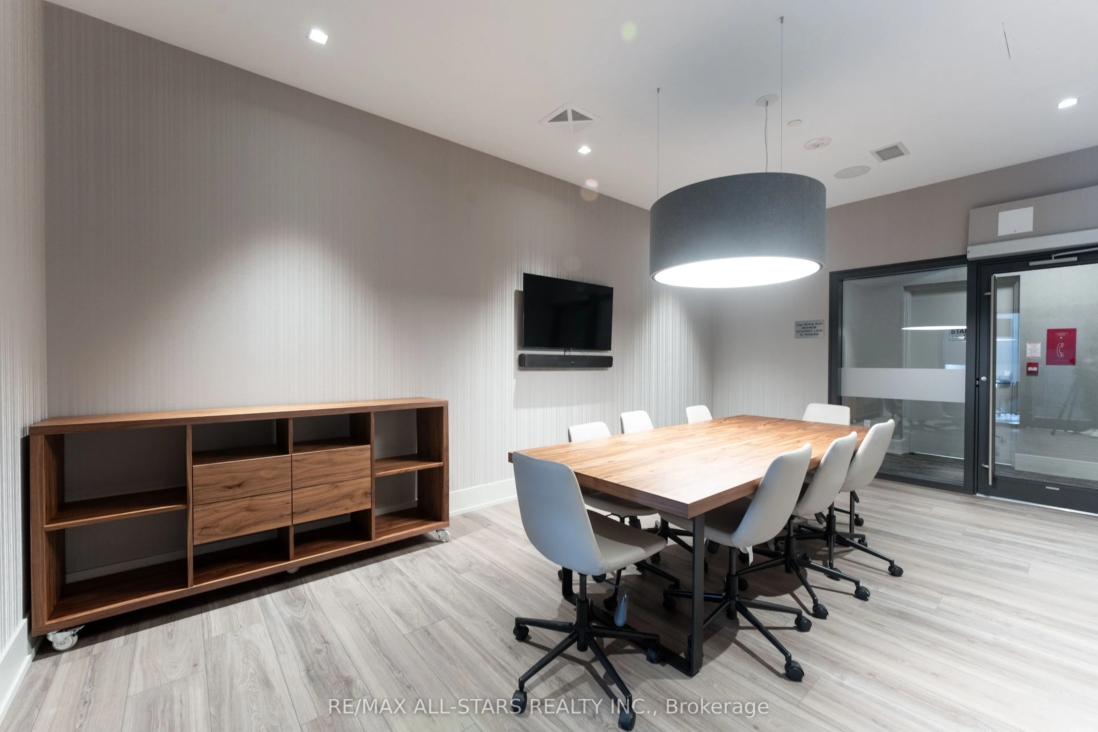 286 Main Street, #2710