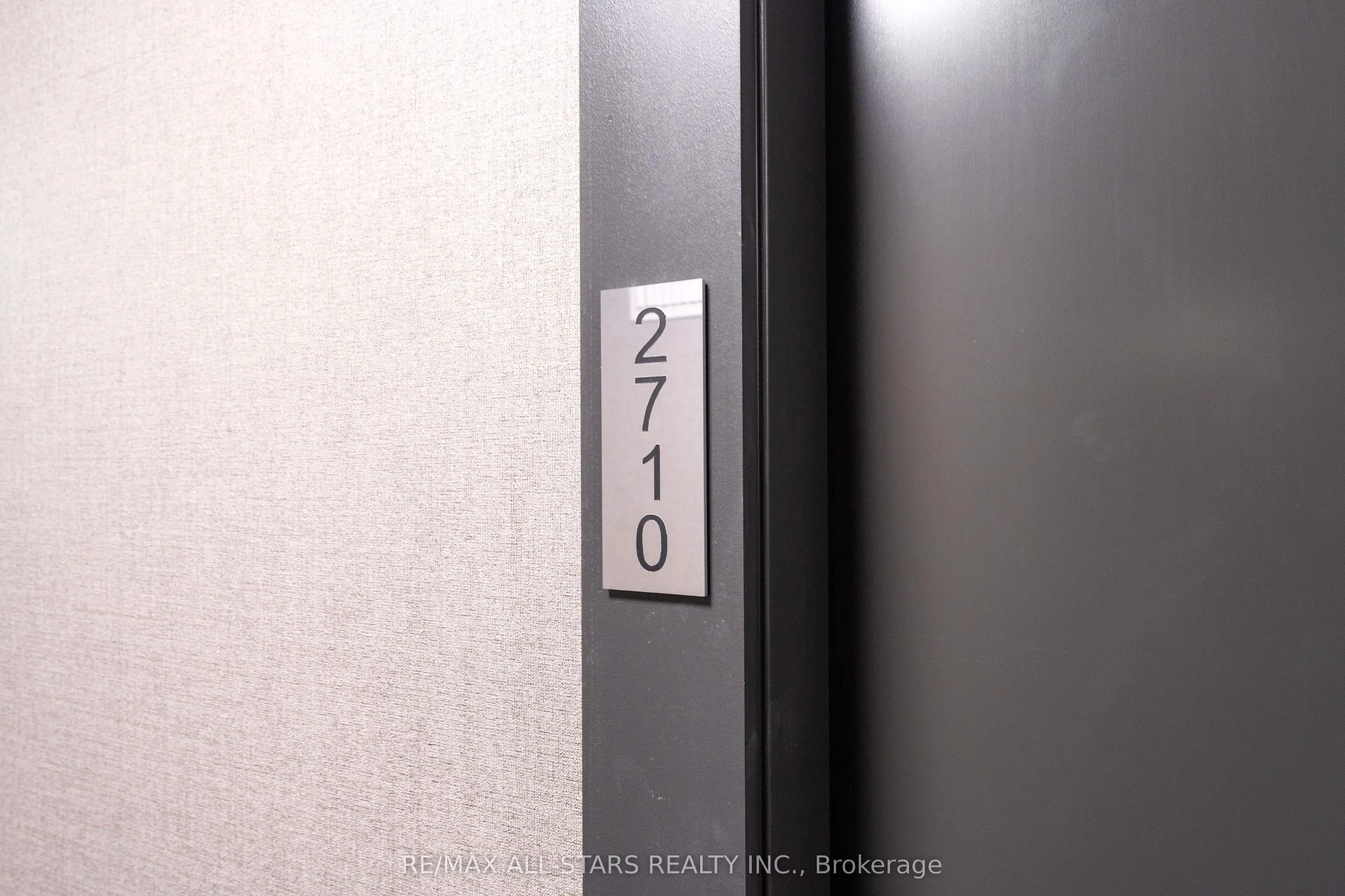 286 Main Street, #2710