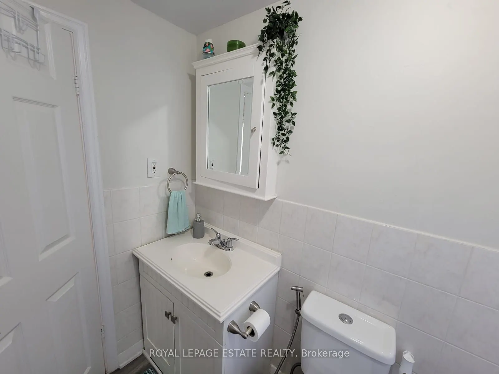 13 Pinegrove Avenue, #Upper