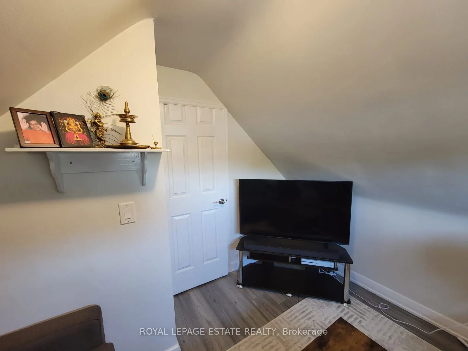 13 Pinegrove Avenue, #Upper