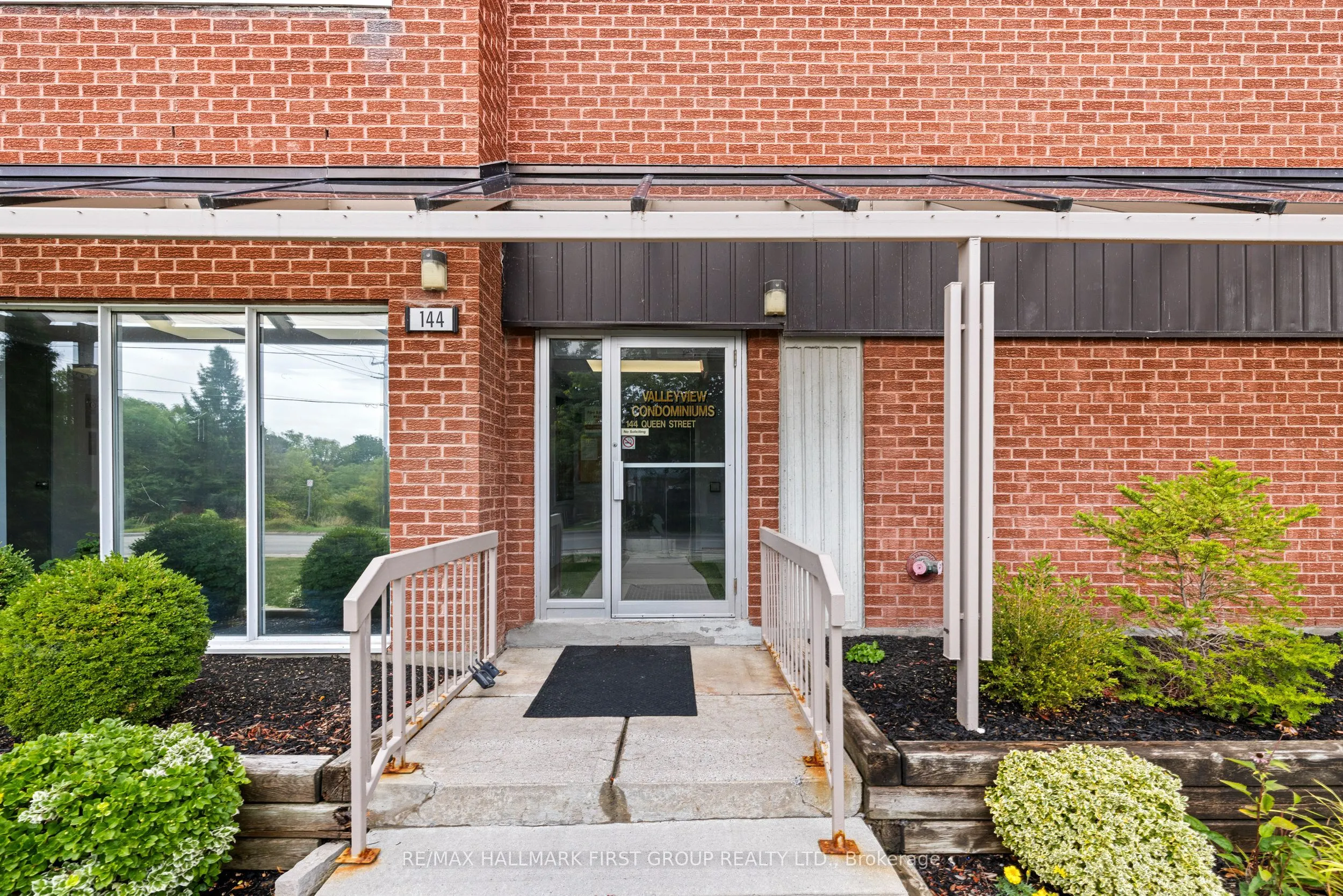 144 Queen Street, #604