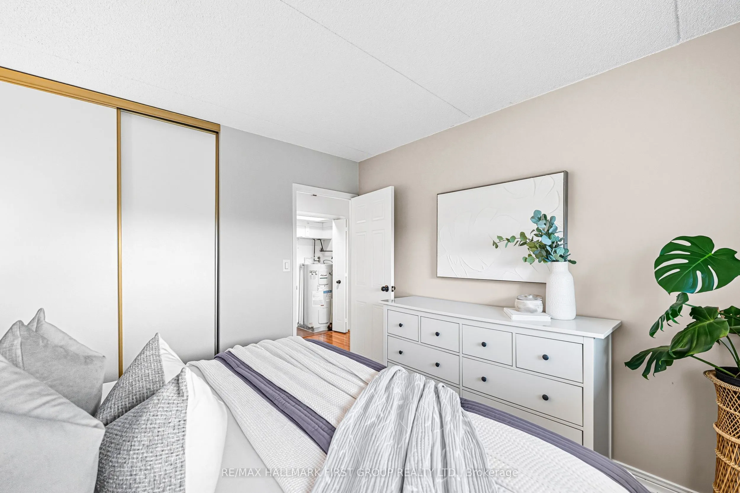 144 Queen Street, #604