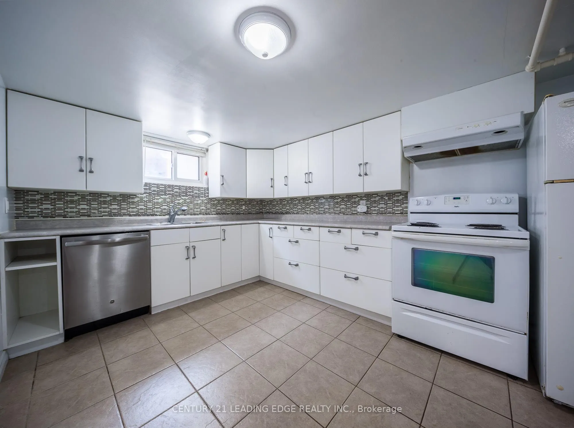 84 CENTRAL PARK Boulevard N, #LOWER