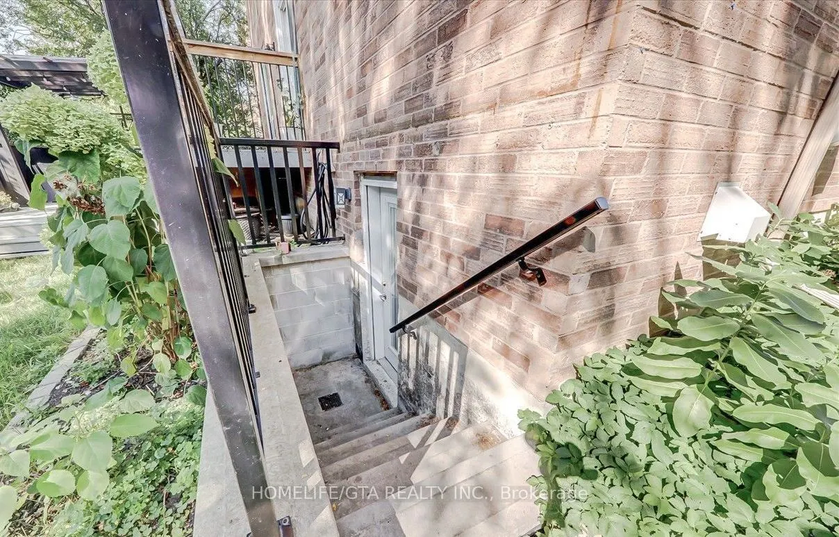 27 Sugarbush Square