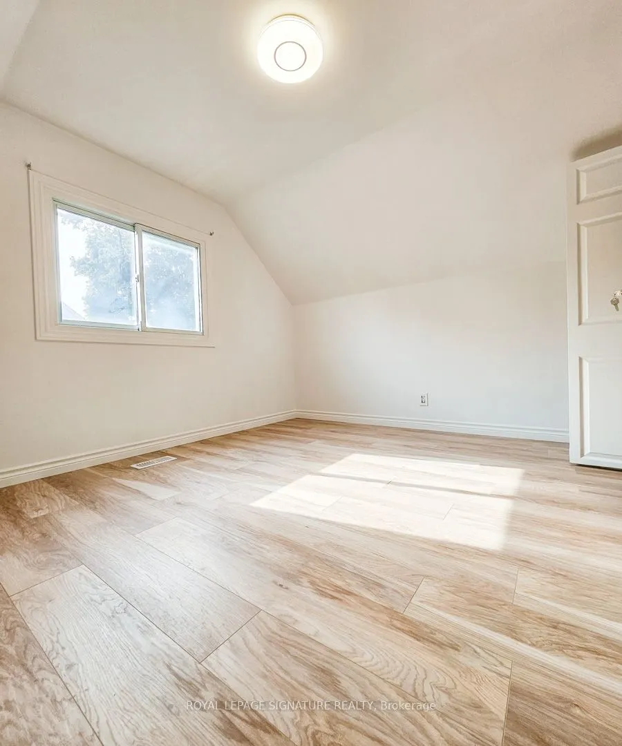 33 Woodhouse Crescent