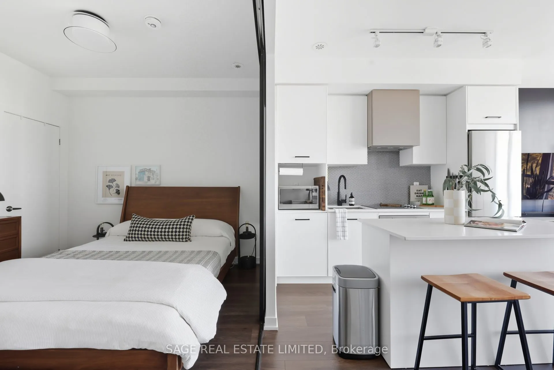 899 Queen Street E, #605