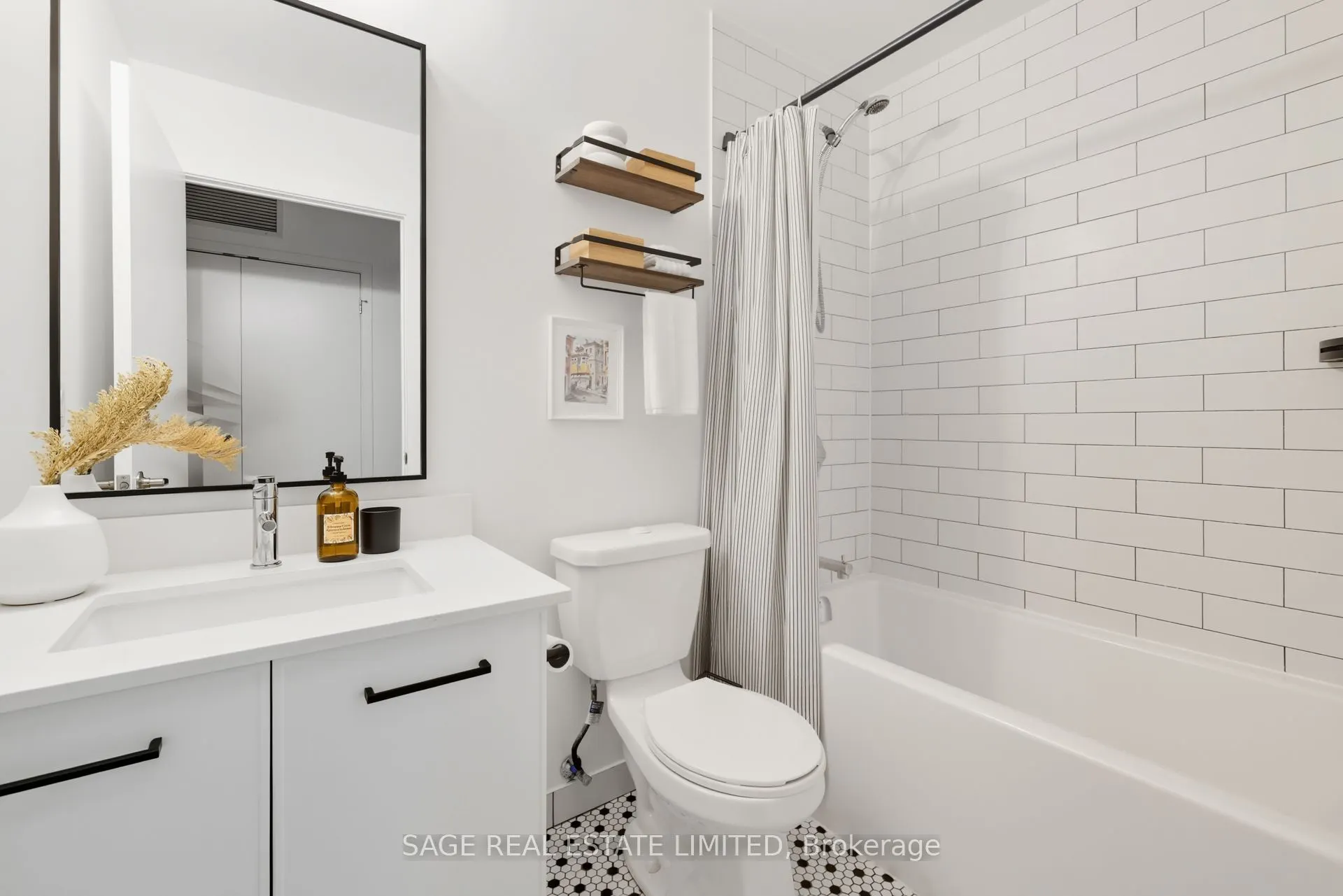 899 Queen Street E, #605