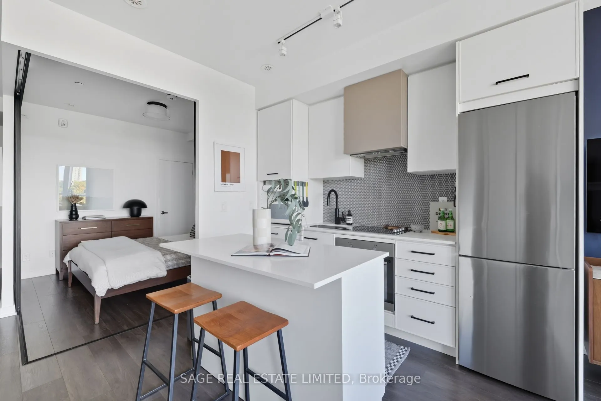 899 Queen Street E, #605