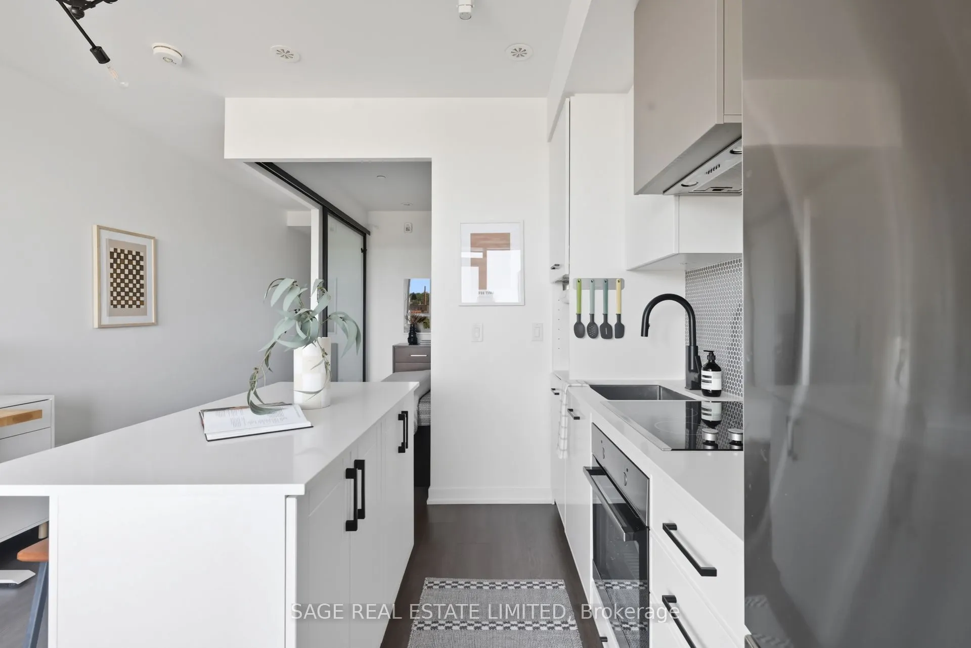 899 Queen Street E, #605
