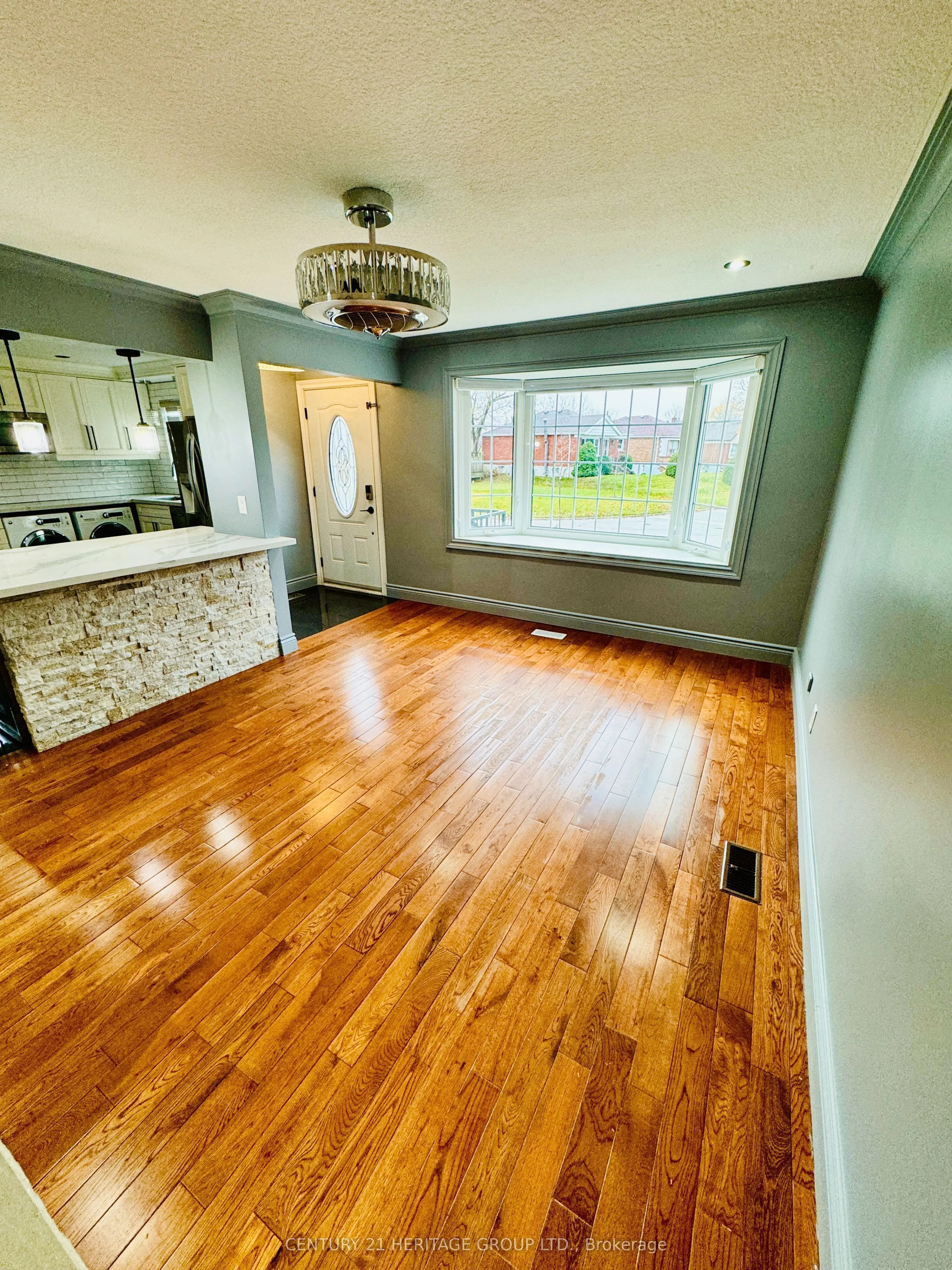 31 Lilian Drive E, #MAIN