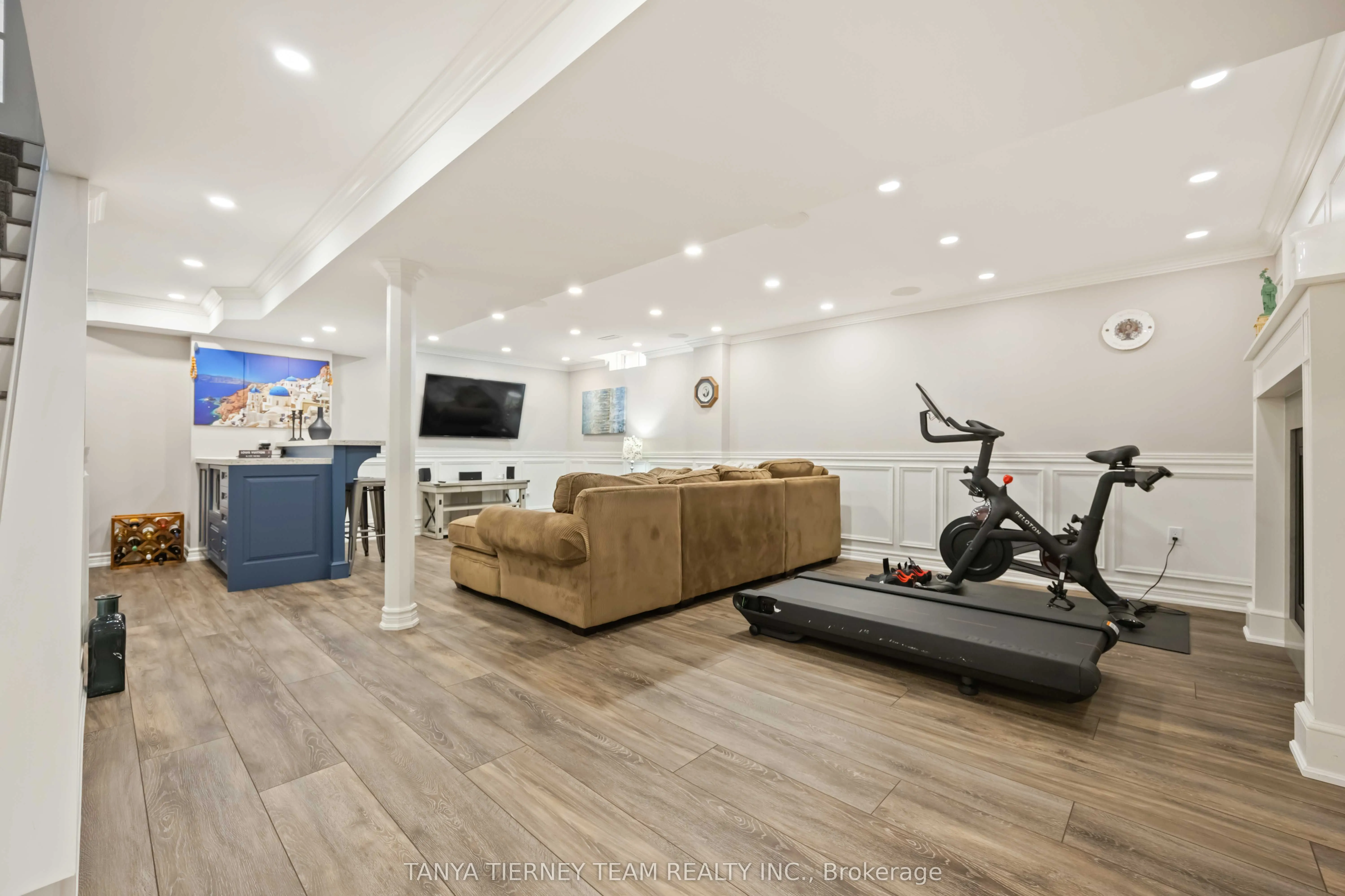 161 Carnwith Drive W