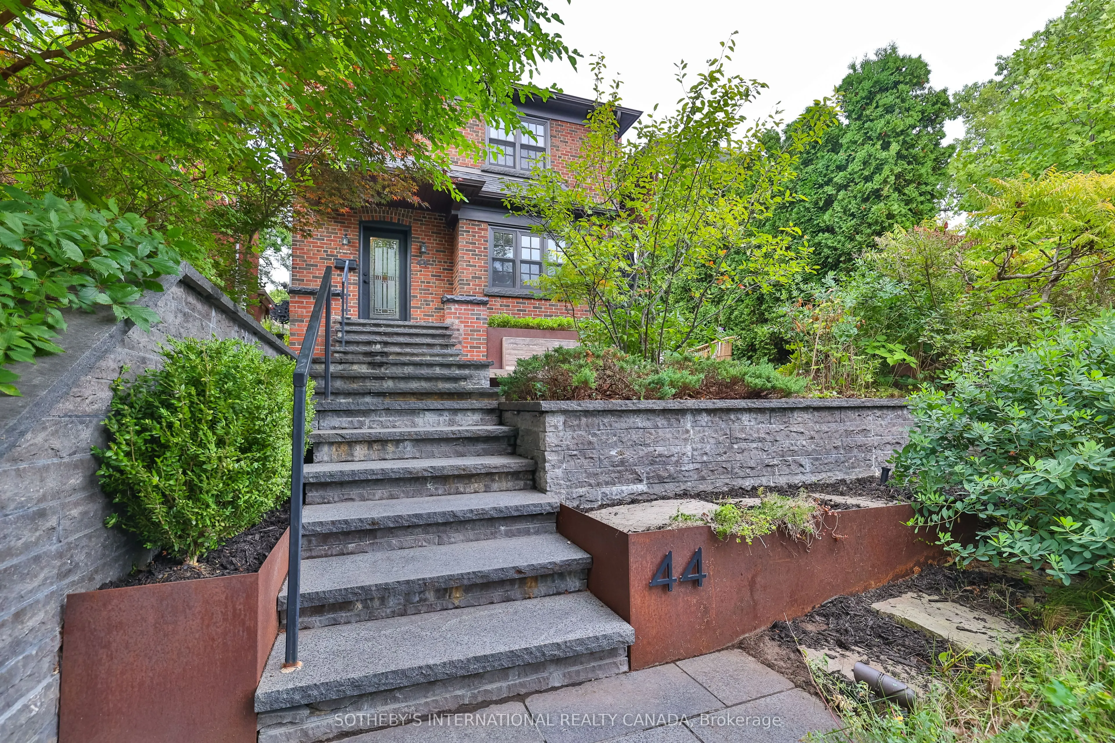 44 Glen Stewart Avenue