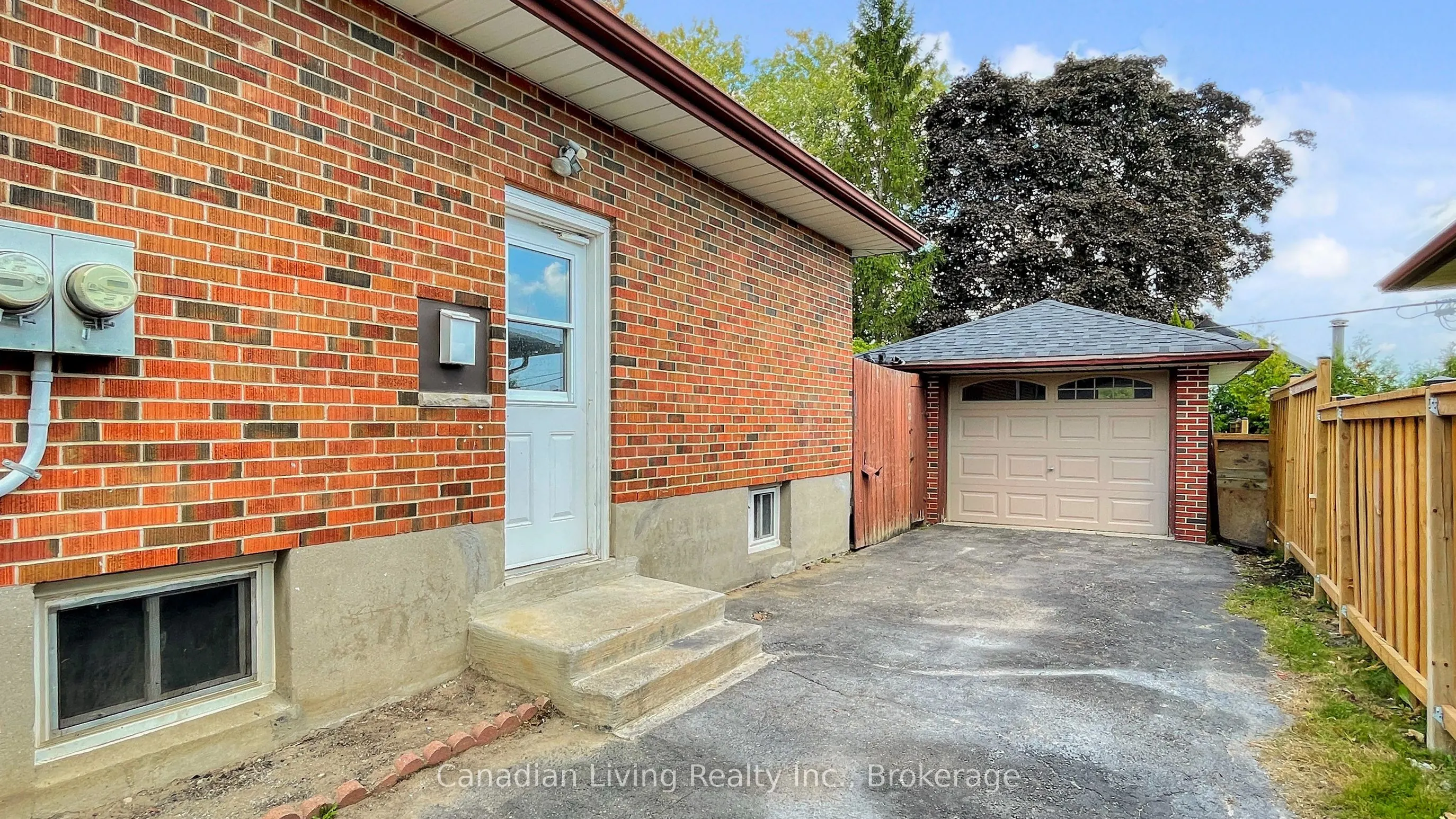 1-599 Gibbons Street