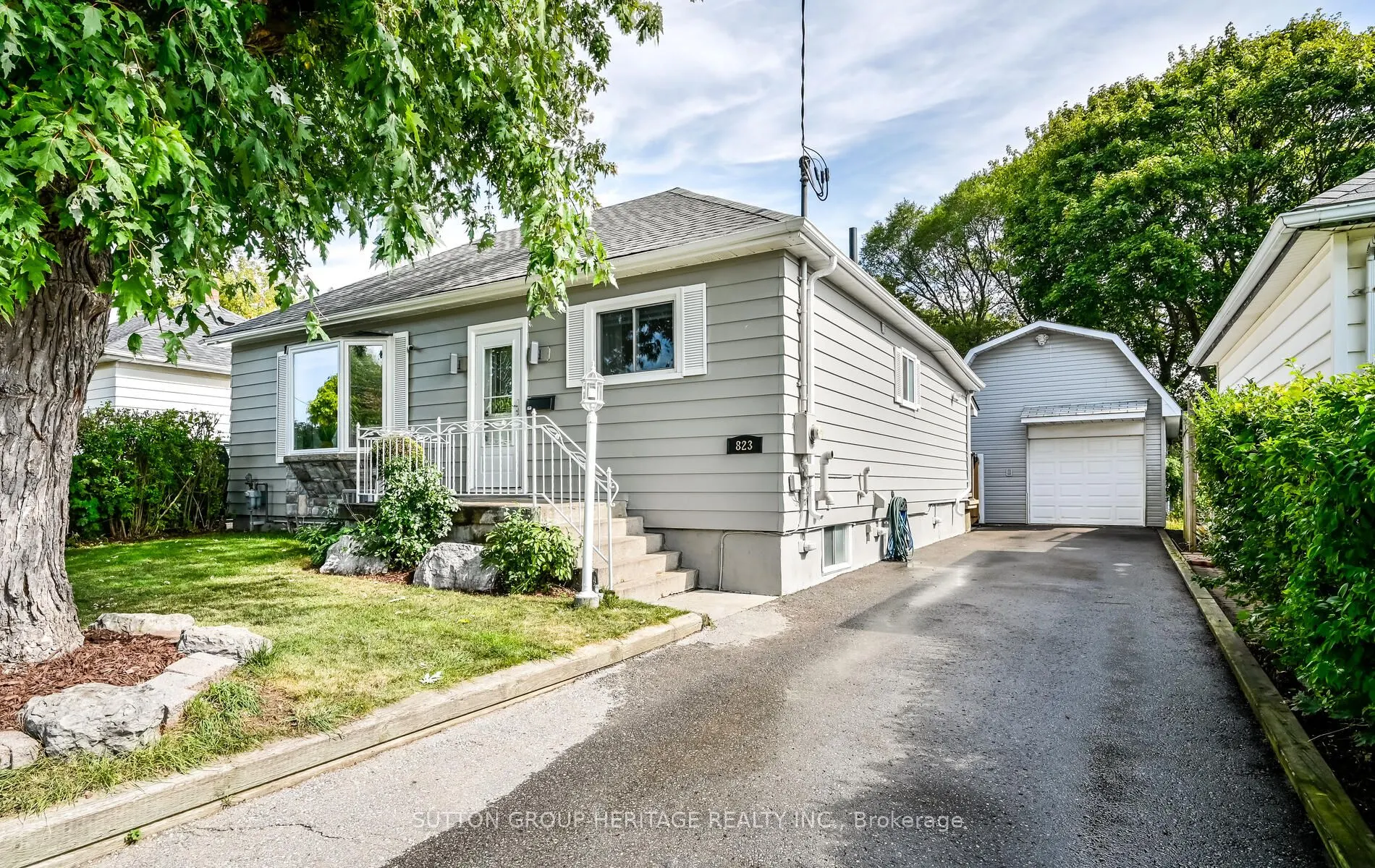 823 Rowena Street