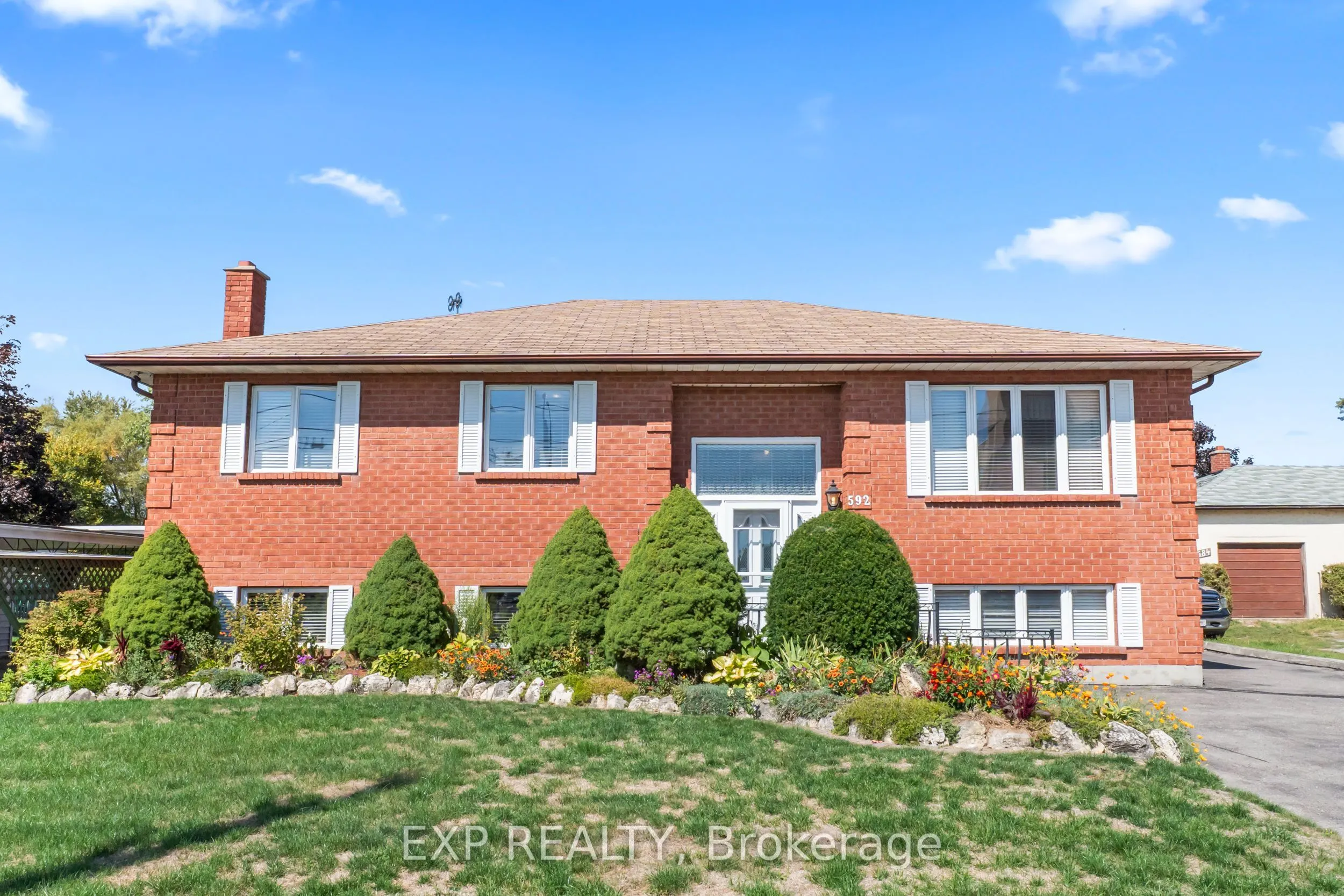 592 Taunton Road W