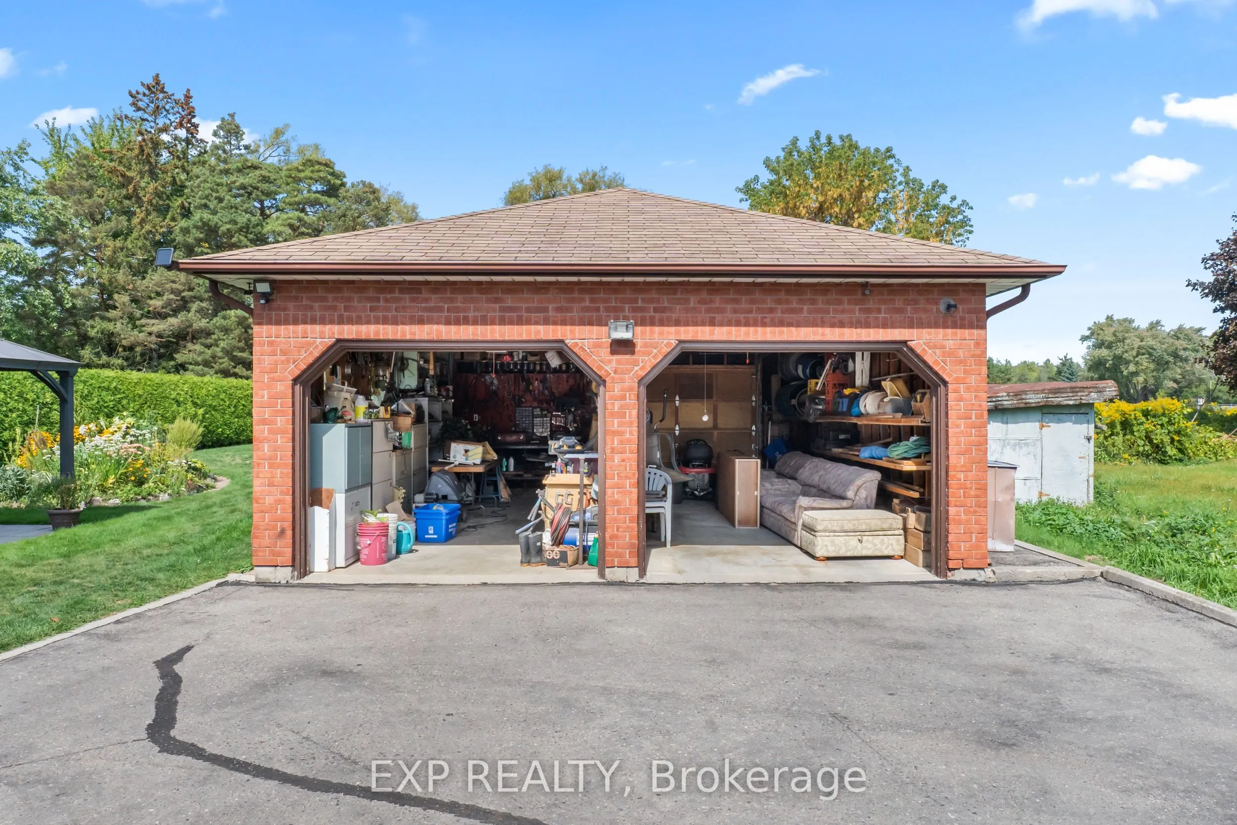 592 Taunton Road W