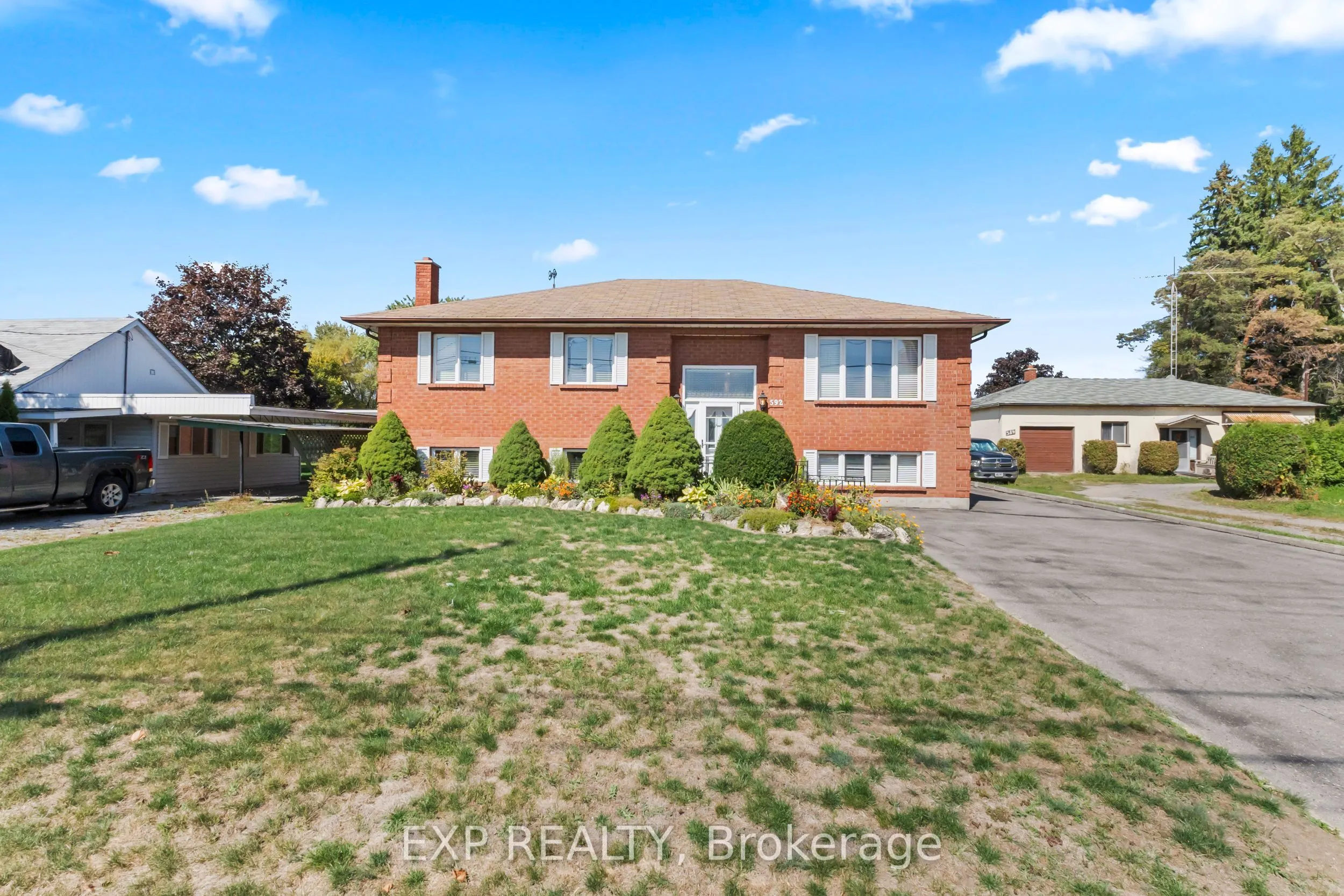 592 Taunton Road W