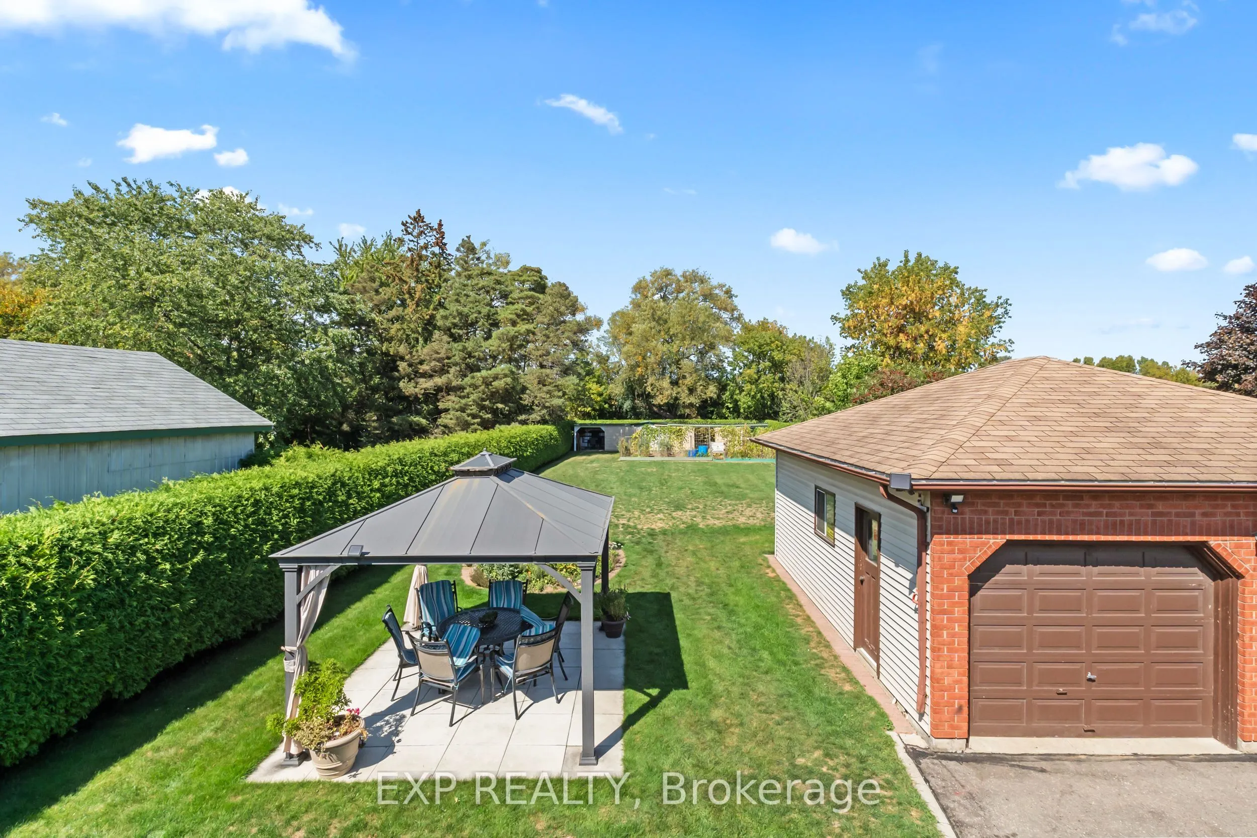 592 Taunton Road W