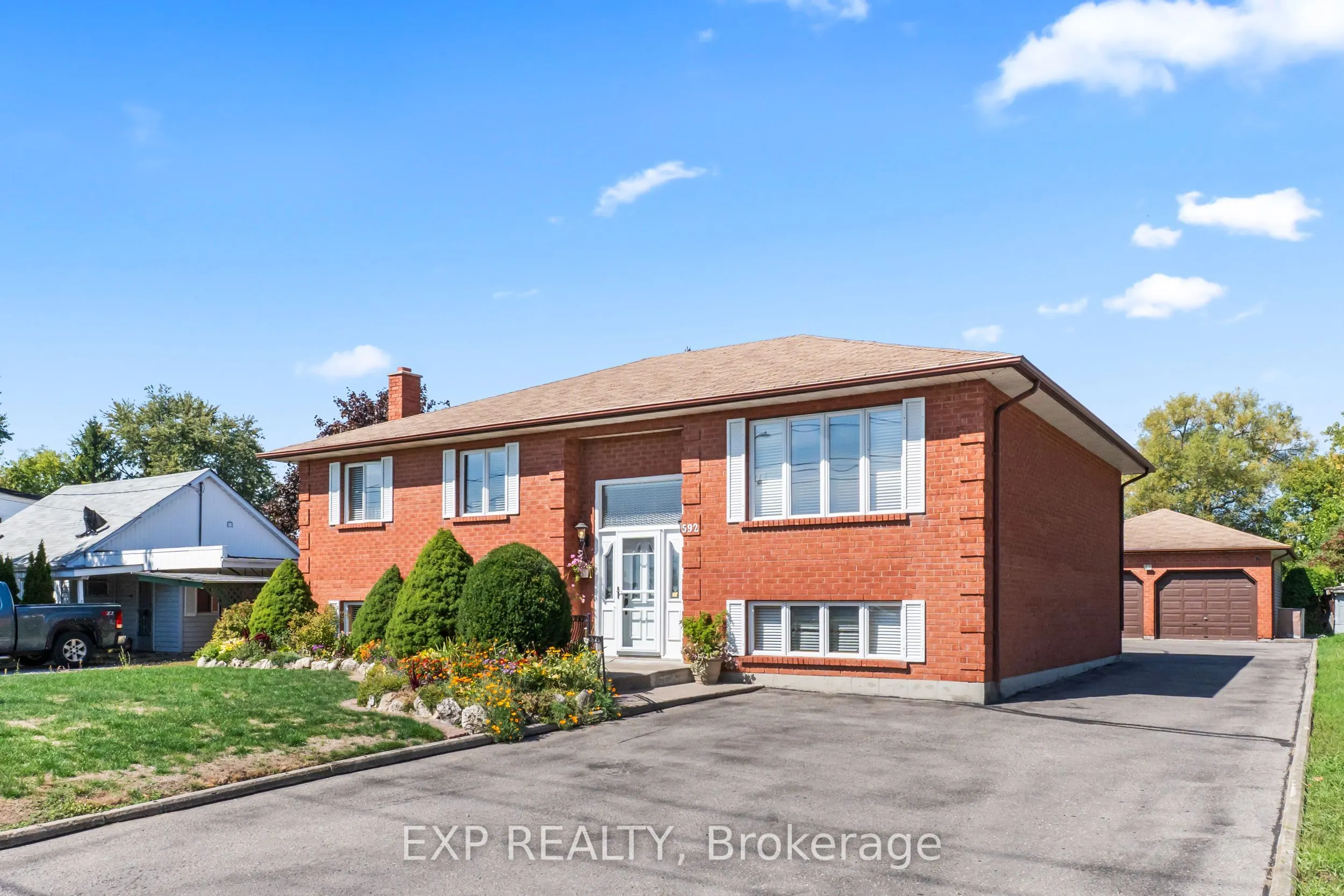 592 Taunton Road W