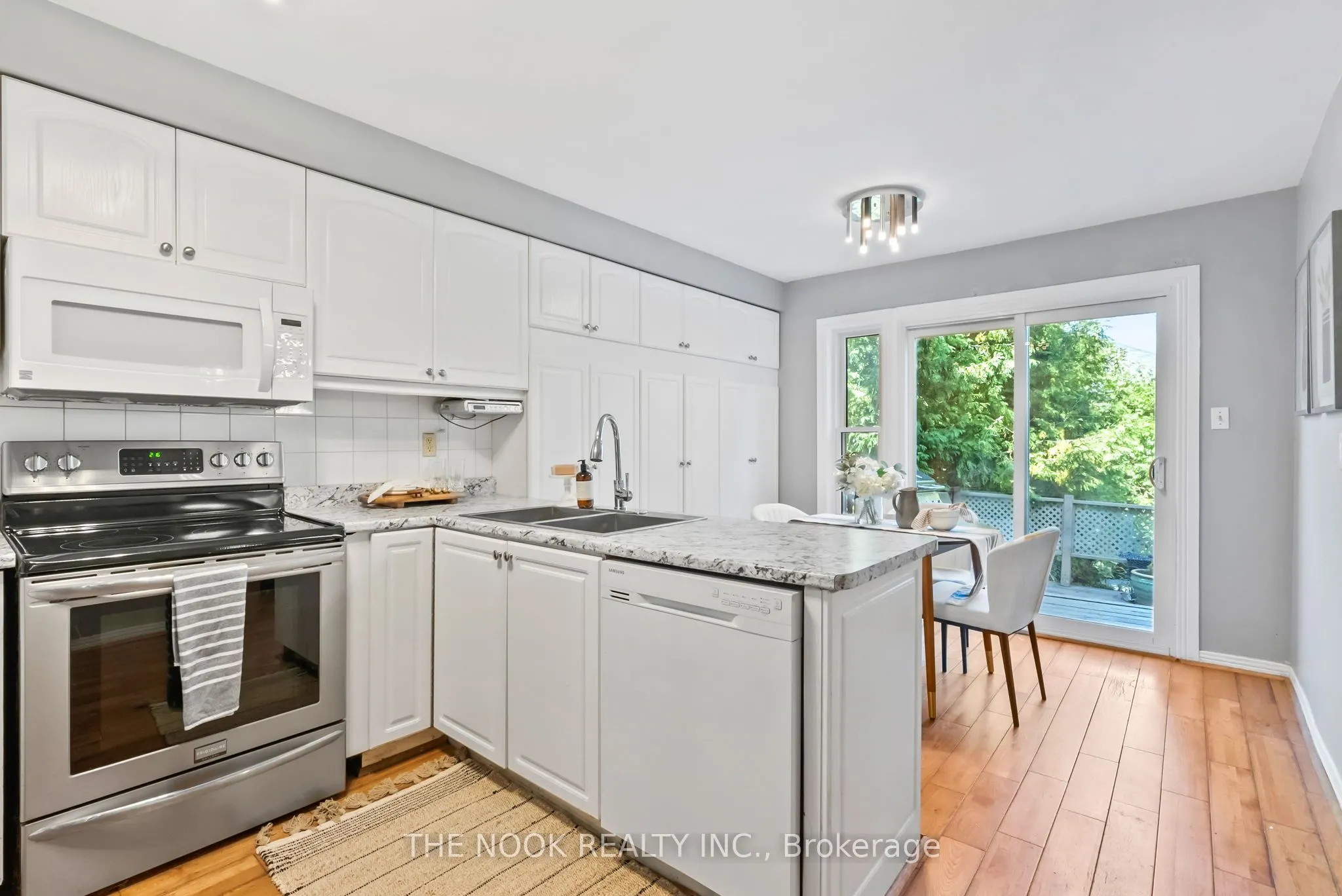 1041 Meadowridge Crescent