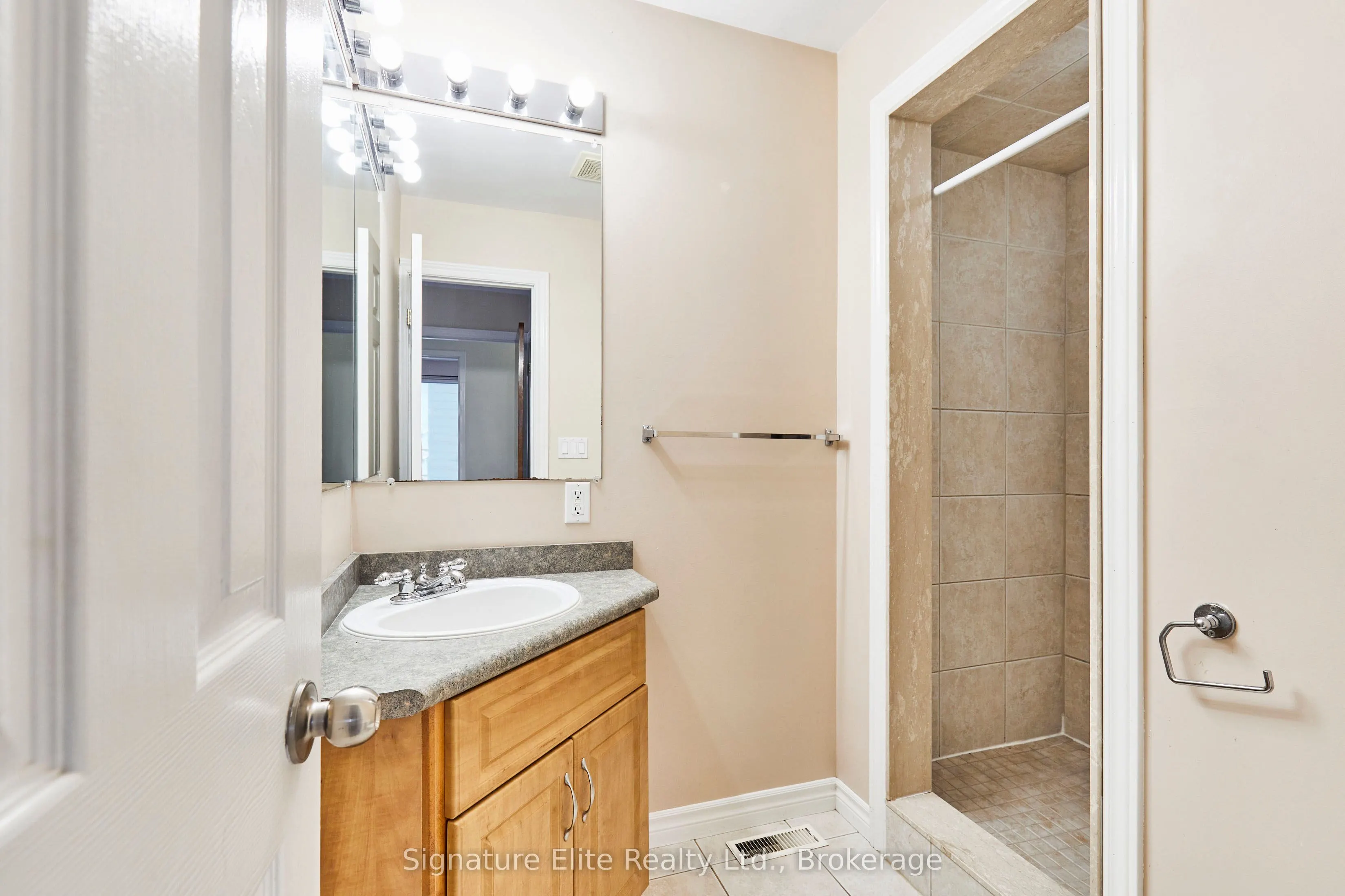 903 King Street E, #Main