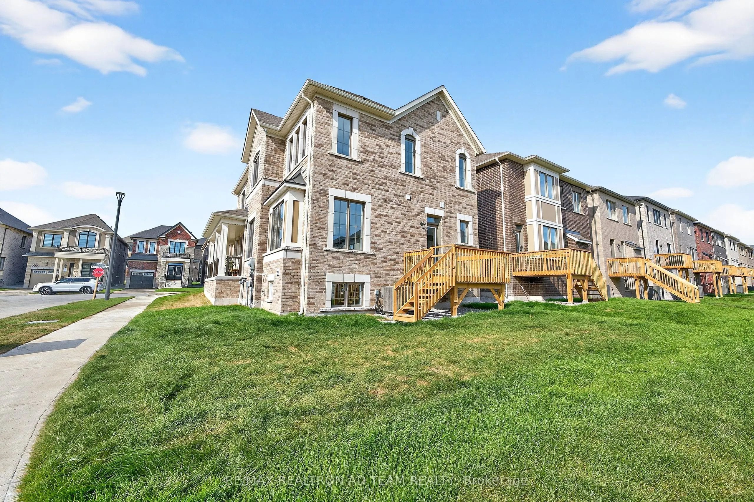 3338 Marchington Square