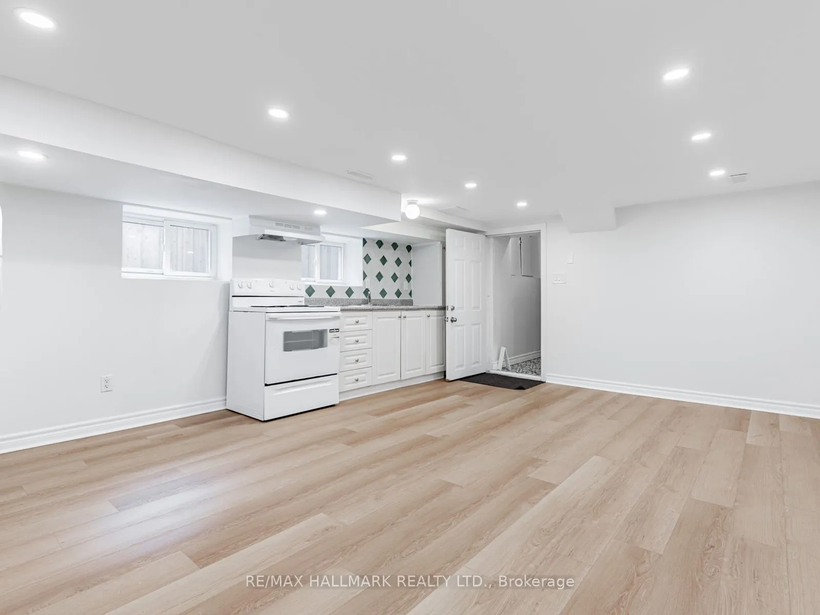8 Redwood Avenue