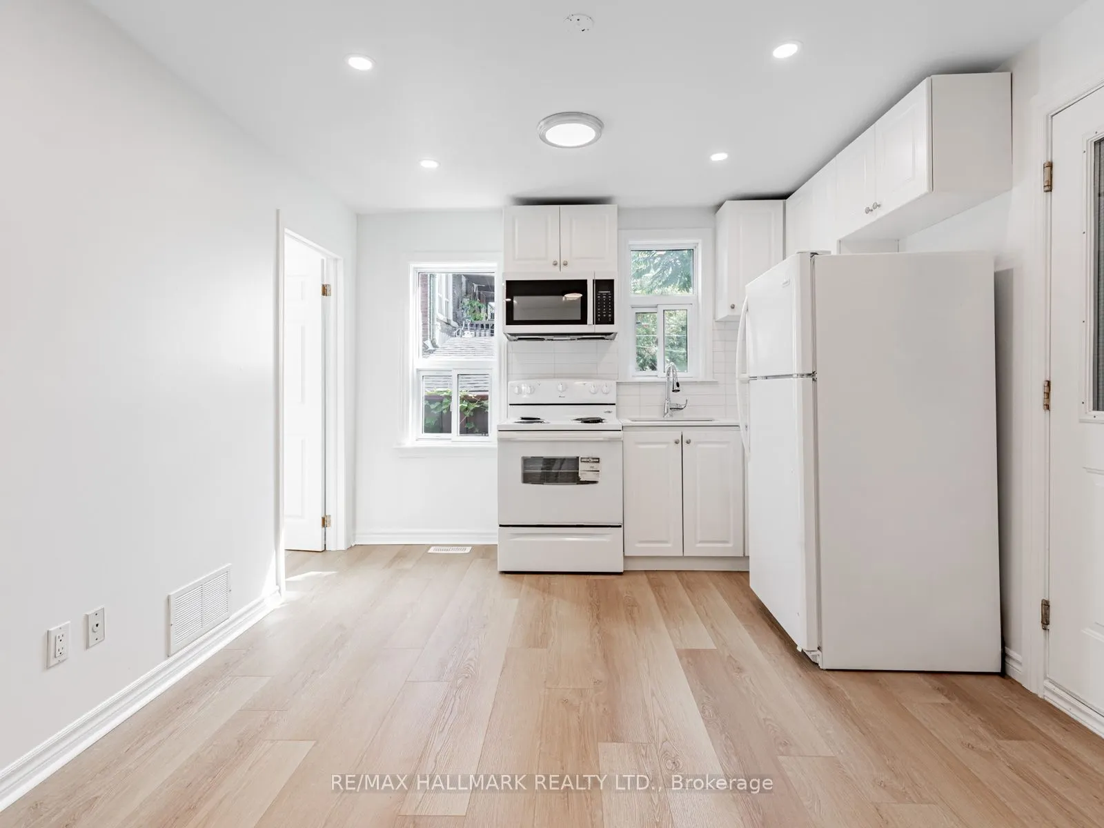 8 Redwood Avenue