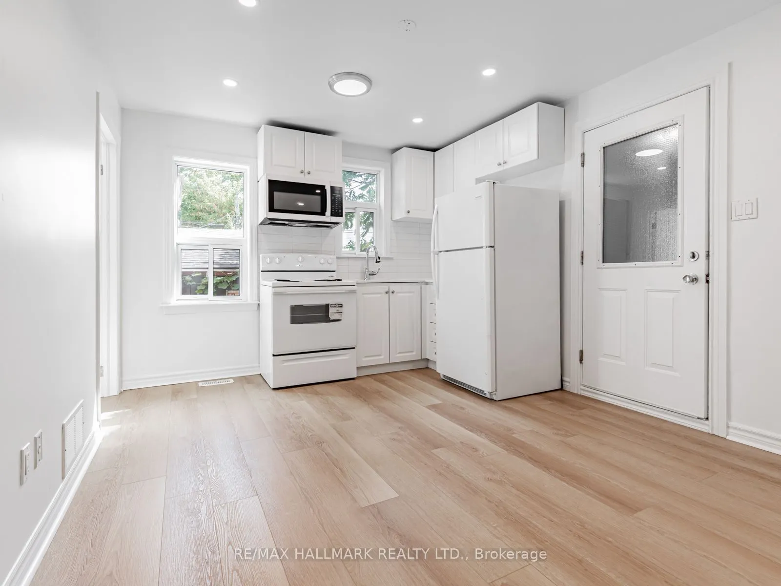 8 Redwood Avenue
