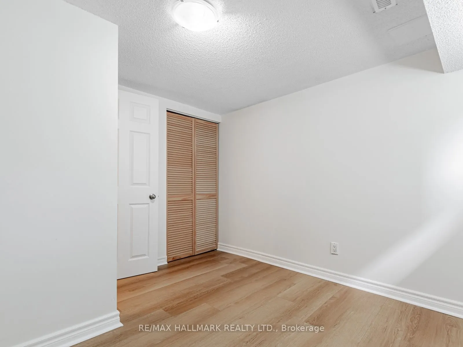 8 Redwood Avenue
