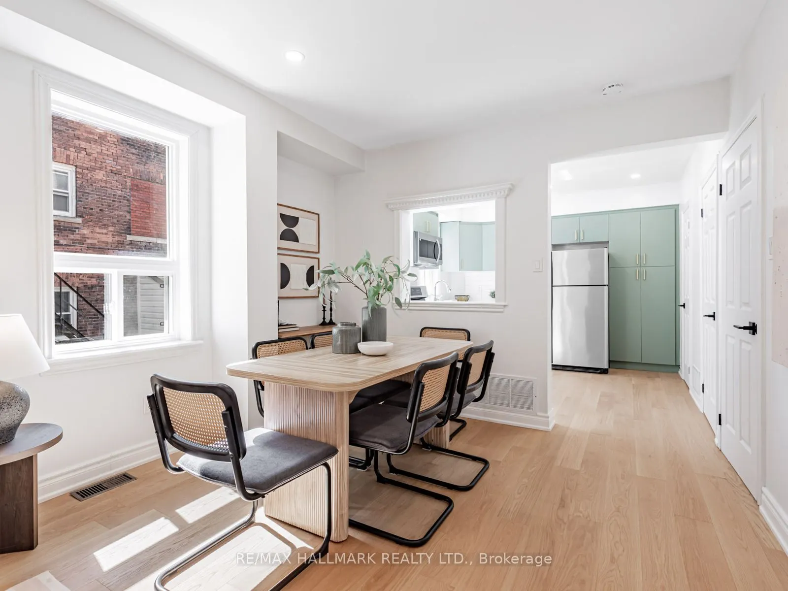8 Redwood Avenue