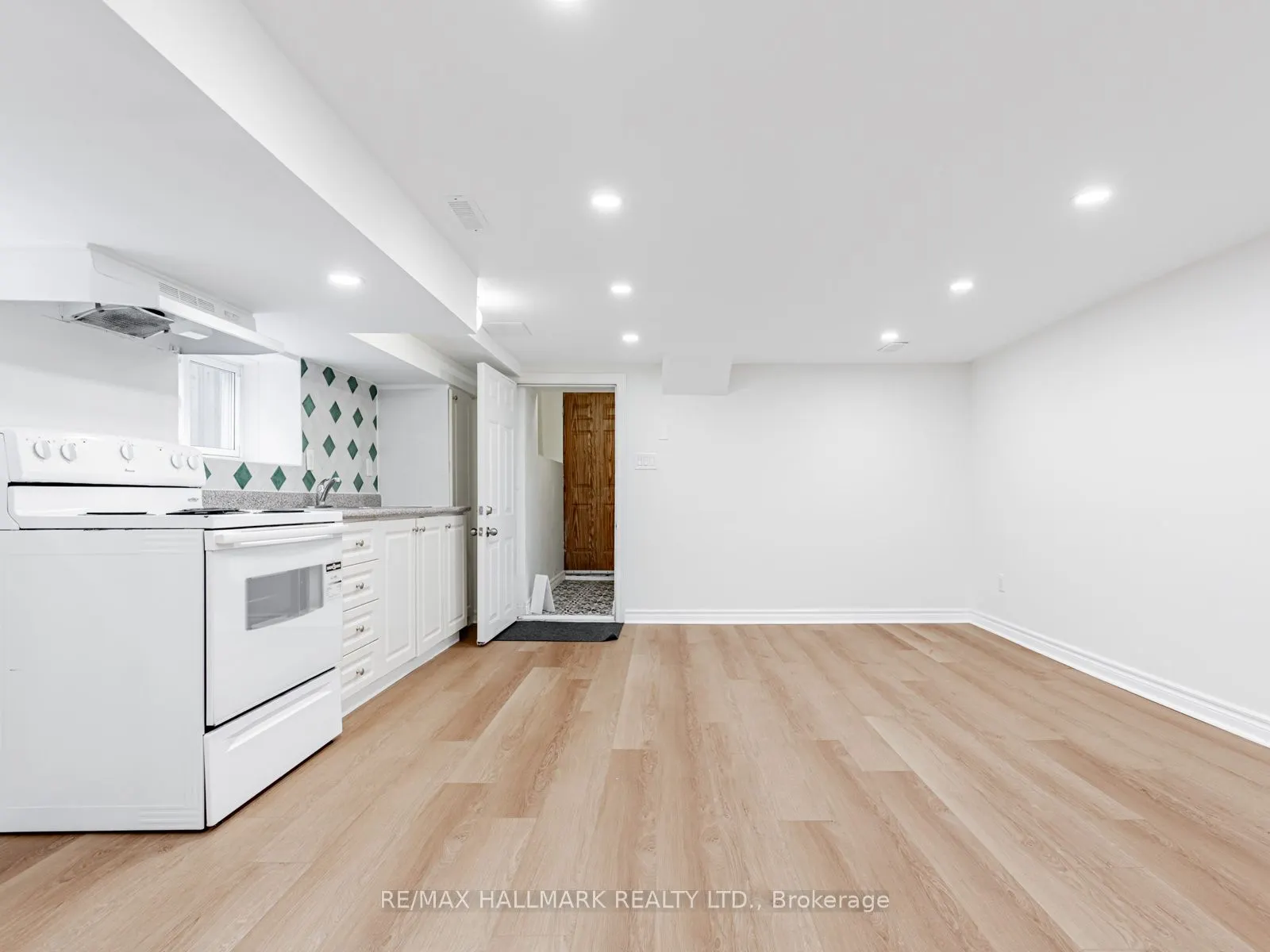 8 Redwood Avenue