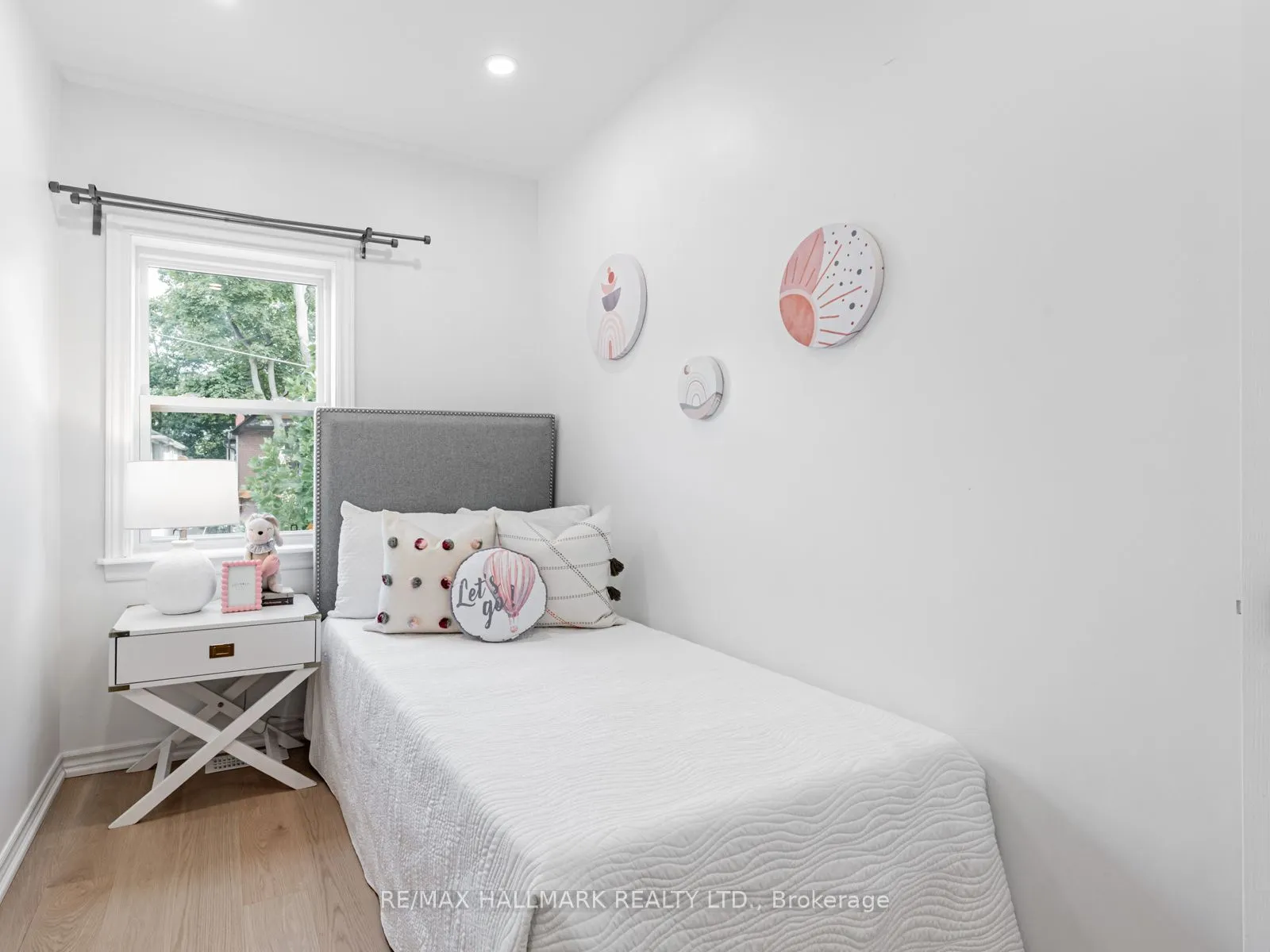 8 Redwood Avenue