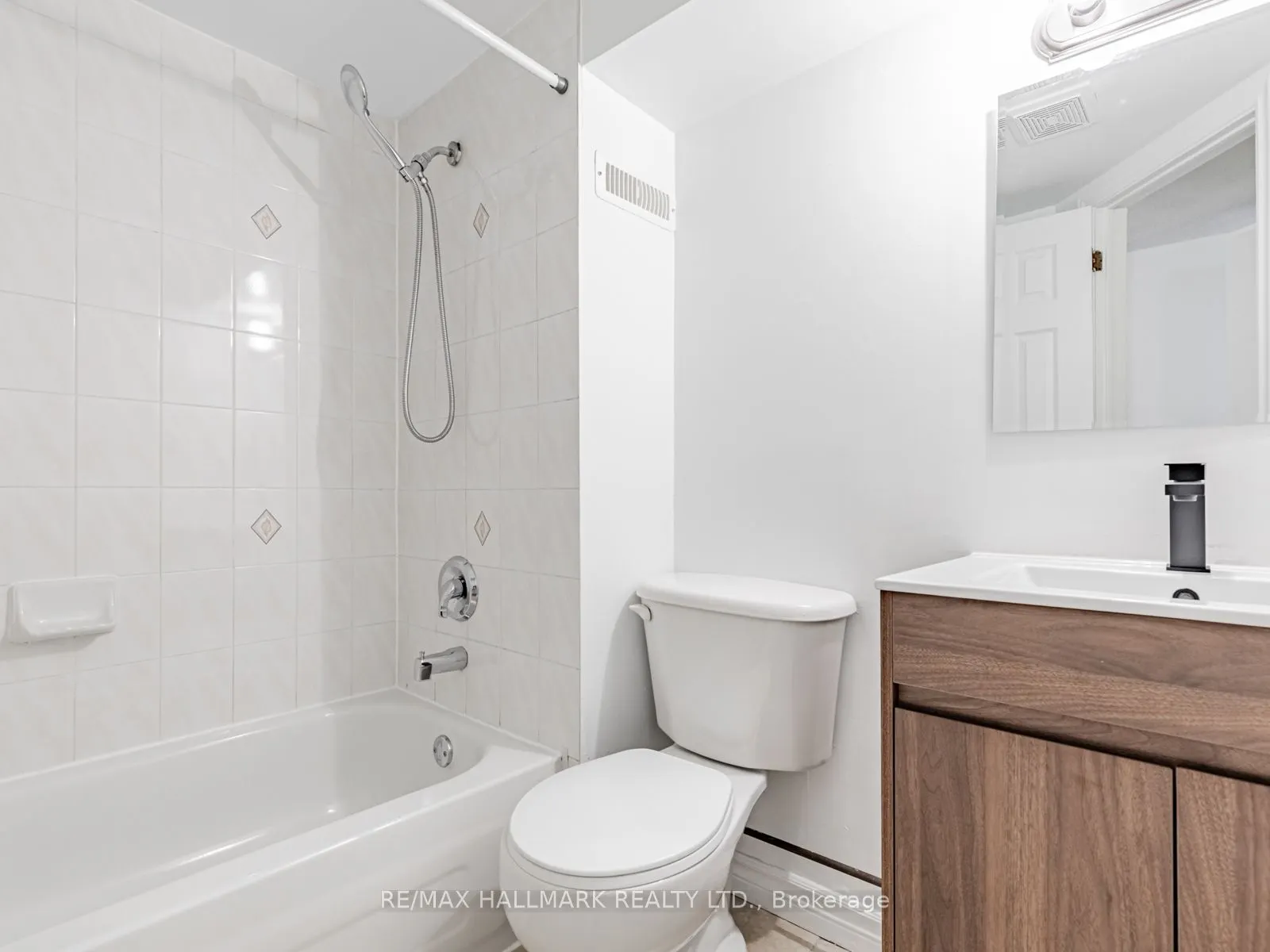 8 Redwood Avenue