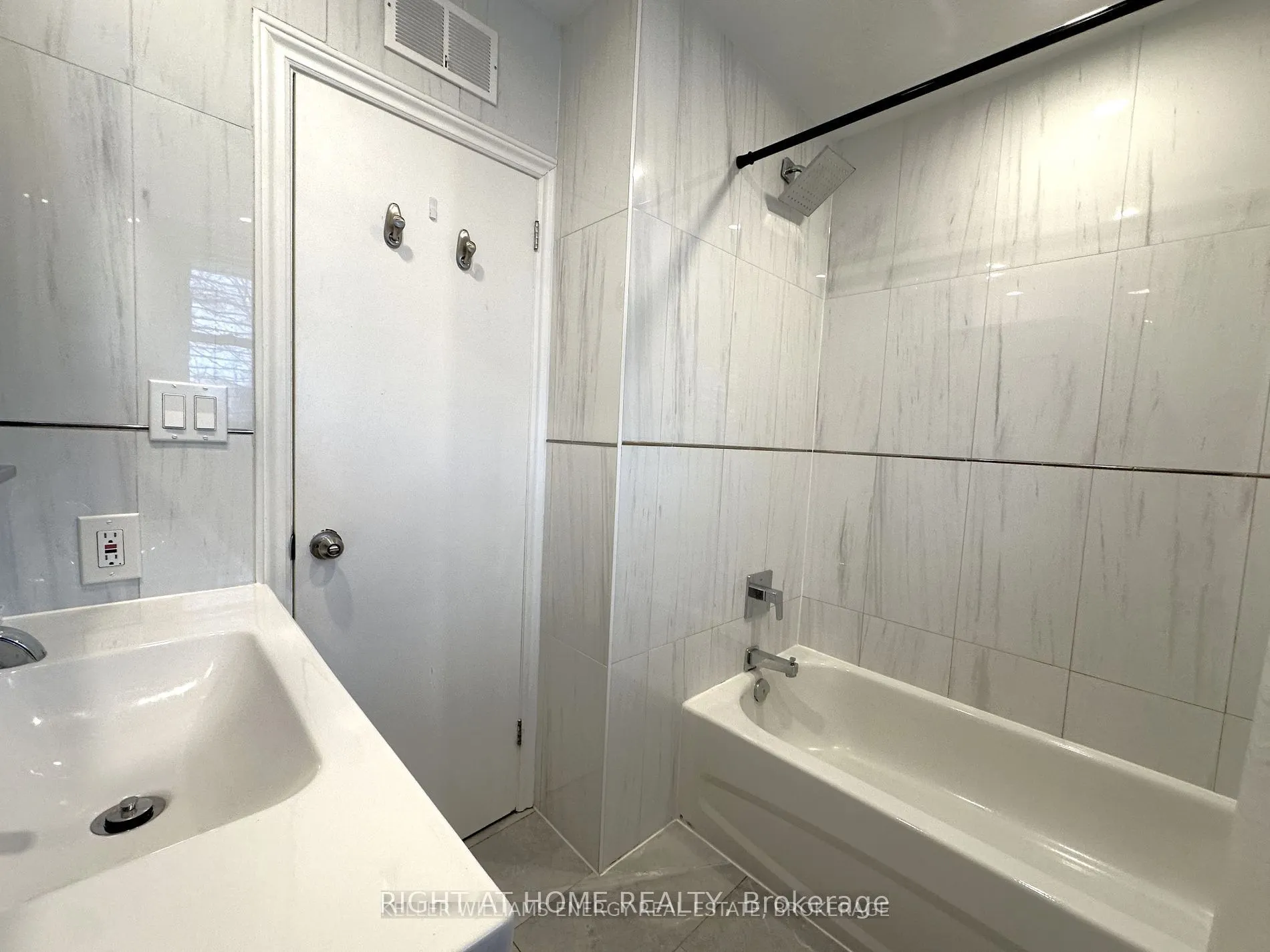 714 Dunlop Street W, #(UPPER)